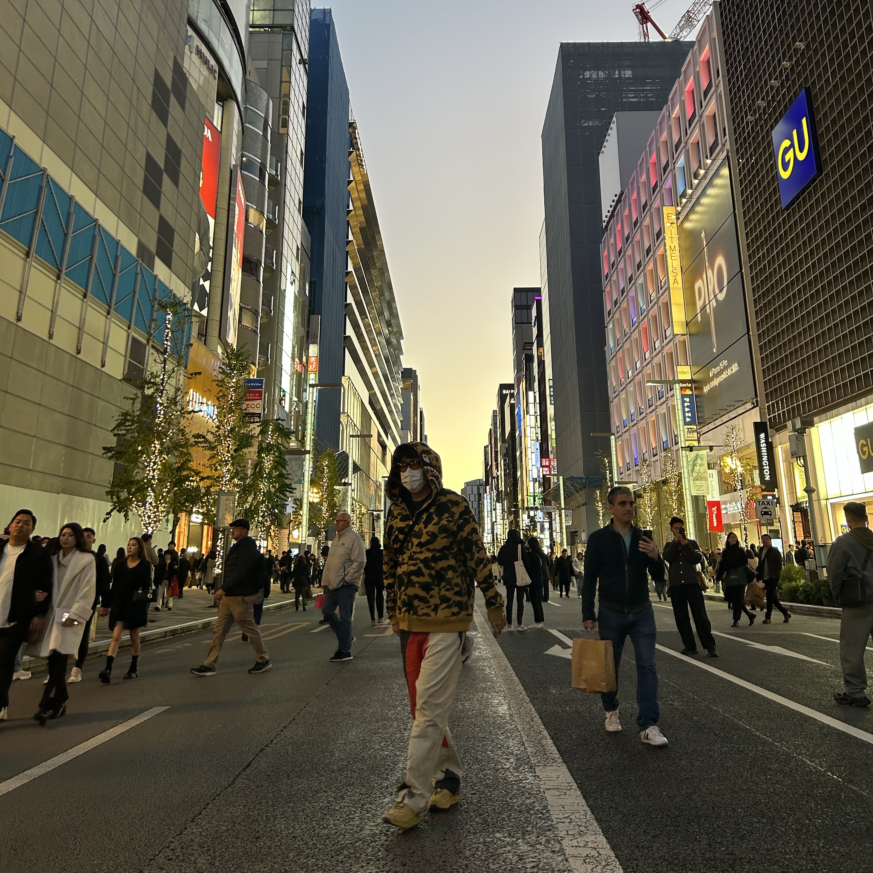 BAPE PONR 1st Camo 2nd Shark Full Zip Hoodie Yellow, Nike x Travis Scott Air Max 1 Cact.us Gold 착용 스타일