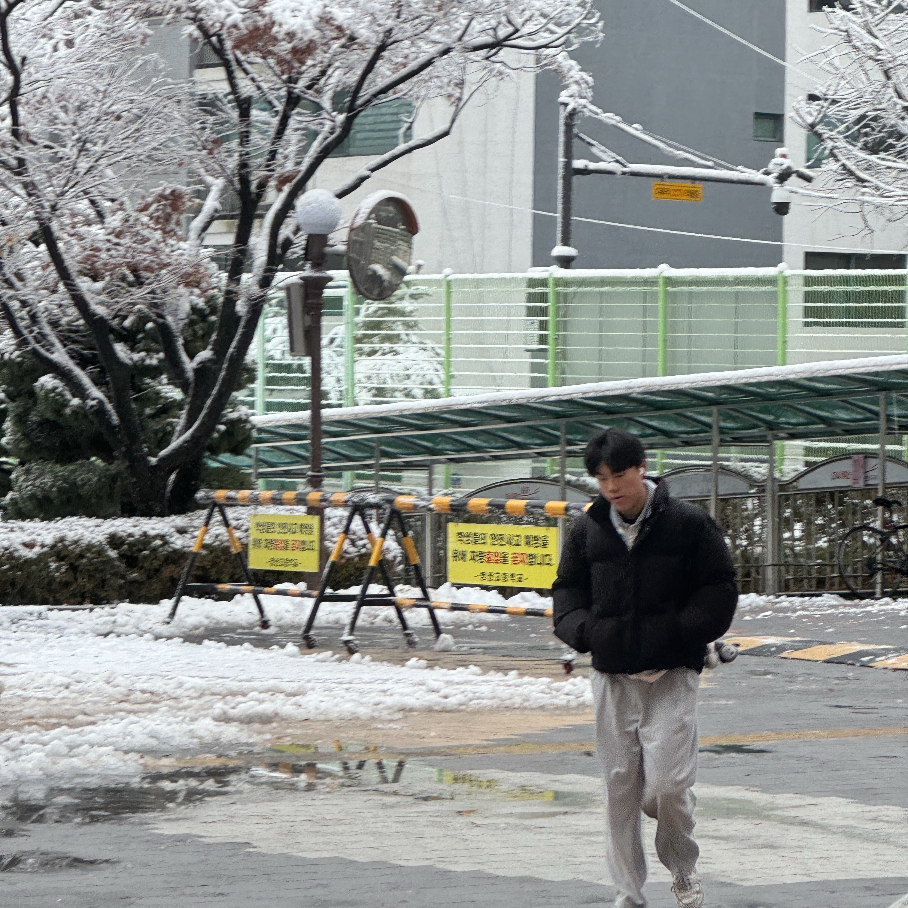 Salomon Snowclog Mid Feather Gray Black, Supreme 700-Fill Down Lightweight Puffer Jacket Black - 24FW 착용 스타일