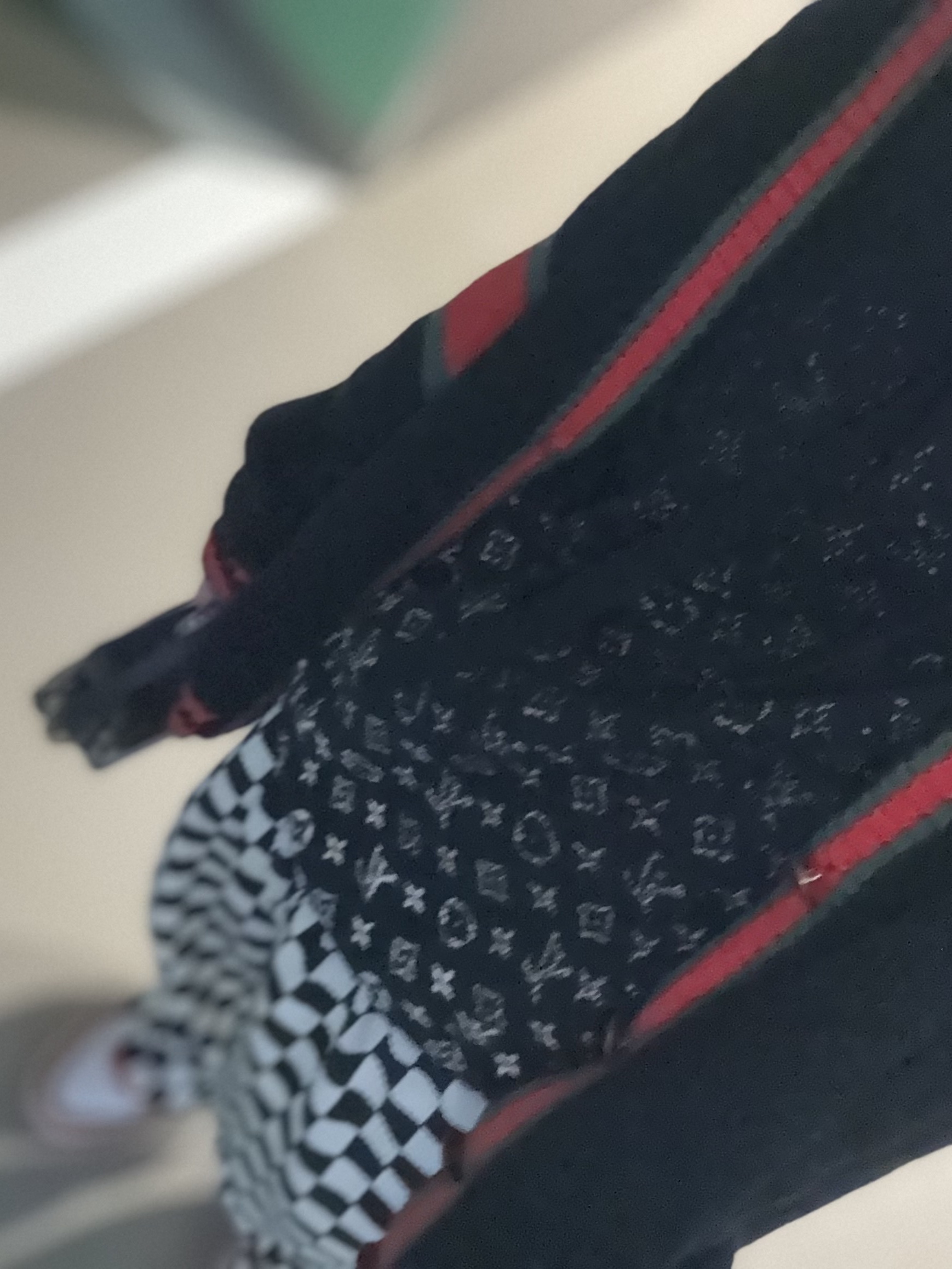 Louis Vuitton Monogram Gradient Hoodie Black, Gucci Wool Knit Cardigan Dark Blue 착용 스타일 - 1