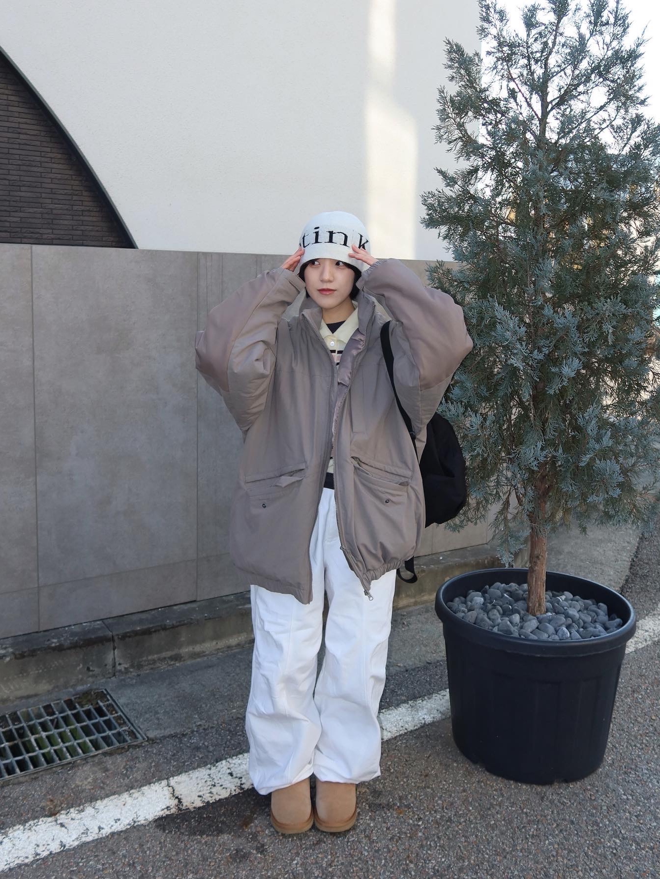 Matin Kim Logo Jacquard Short Beanie White 착용 스타일