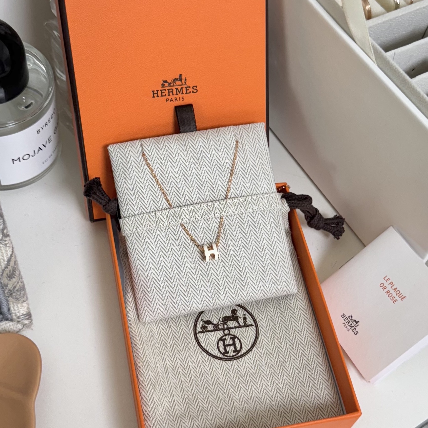(W) Hermes Mini Pop H Pendant Rose Gold & Blanc 착용 스타일 - 1