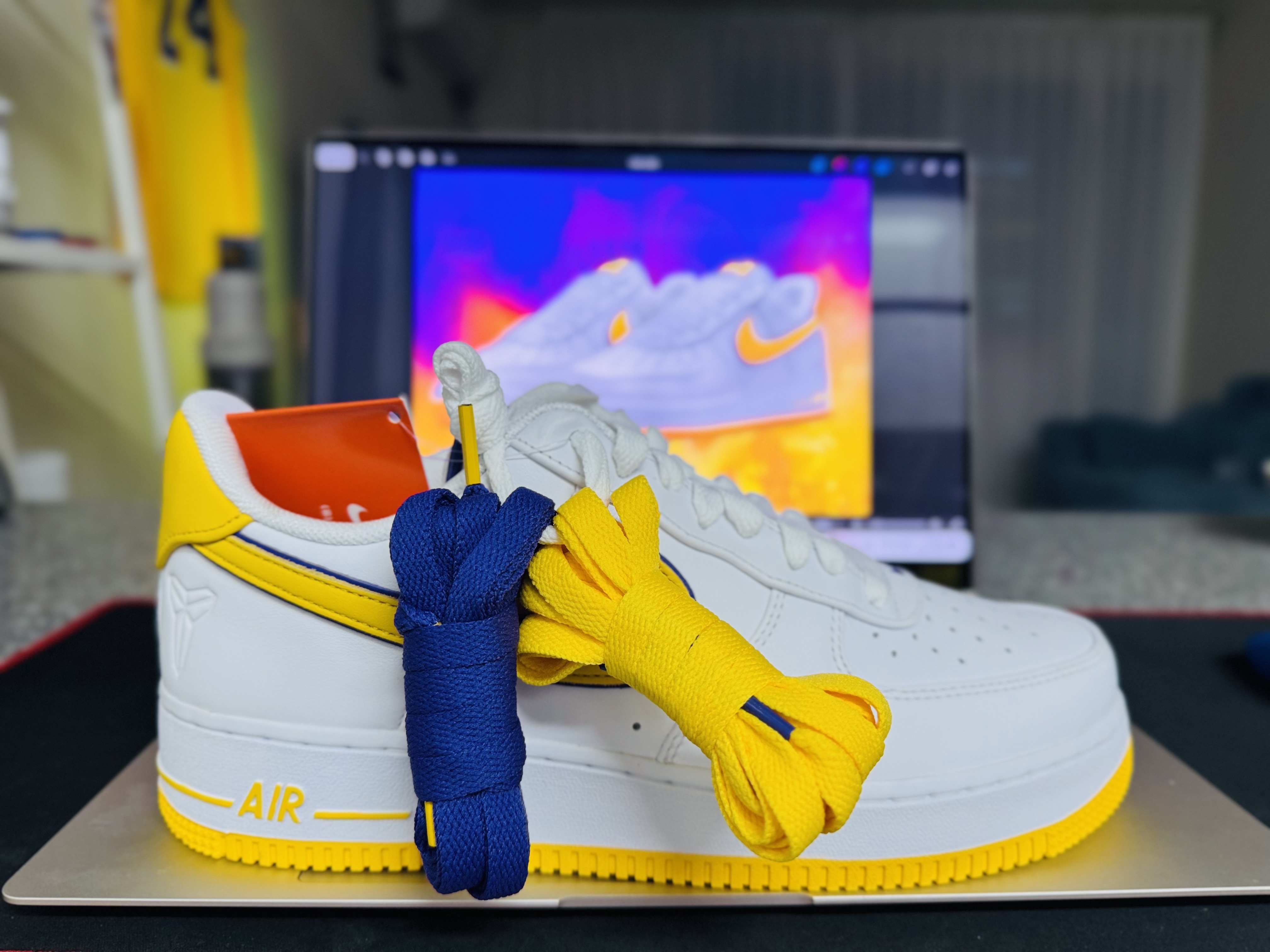 Nike x Kobe Bryant Air Force 1 Low Retro QS Varsity Maize and Varsity Purple 착용 스타일 - 1