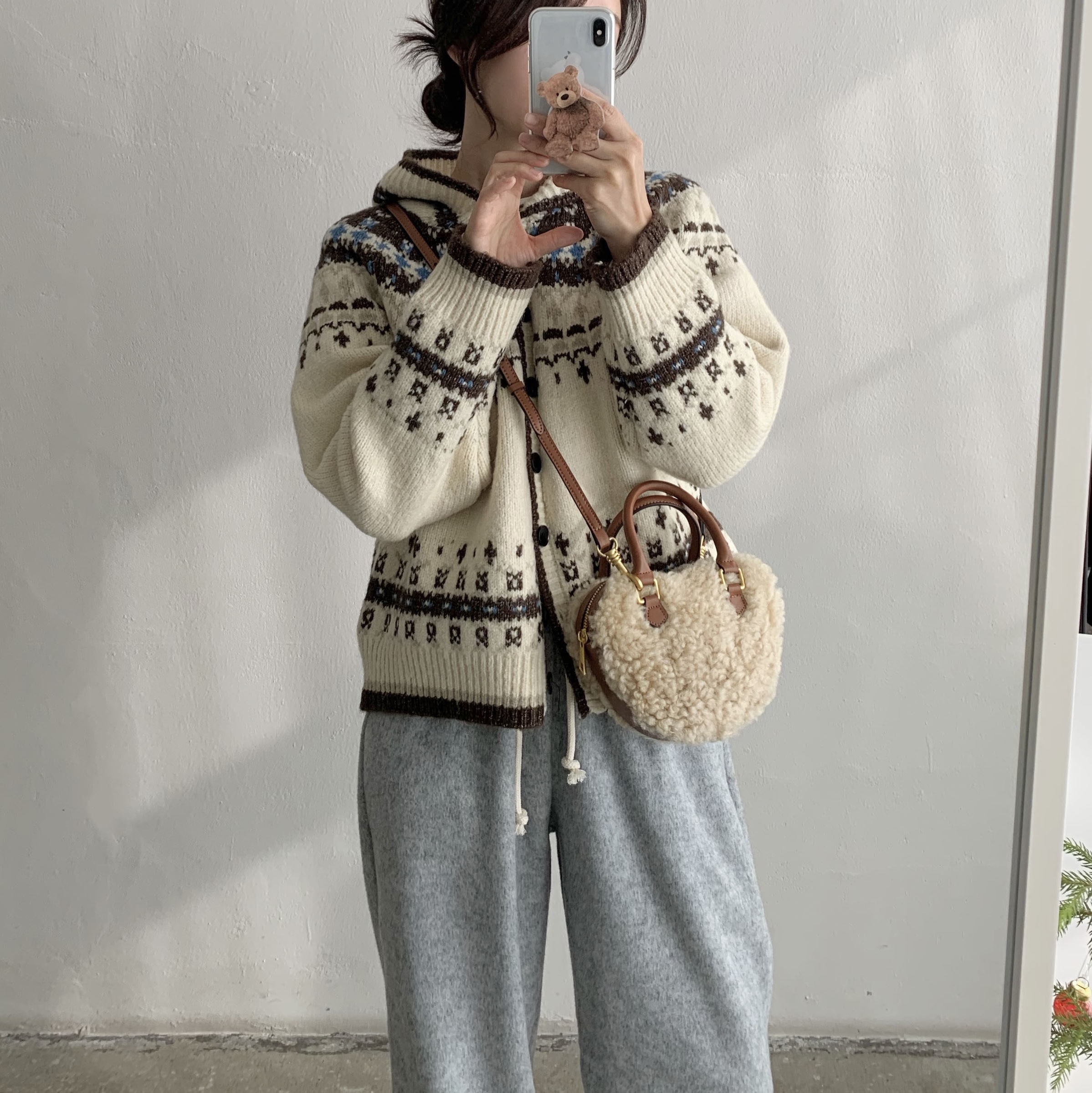 (W) UGG Classic Mini II Boots Chestnut 착용 스타일 - 2