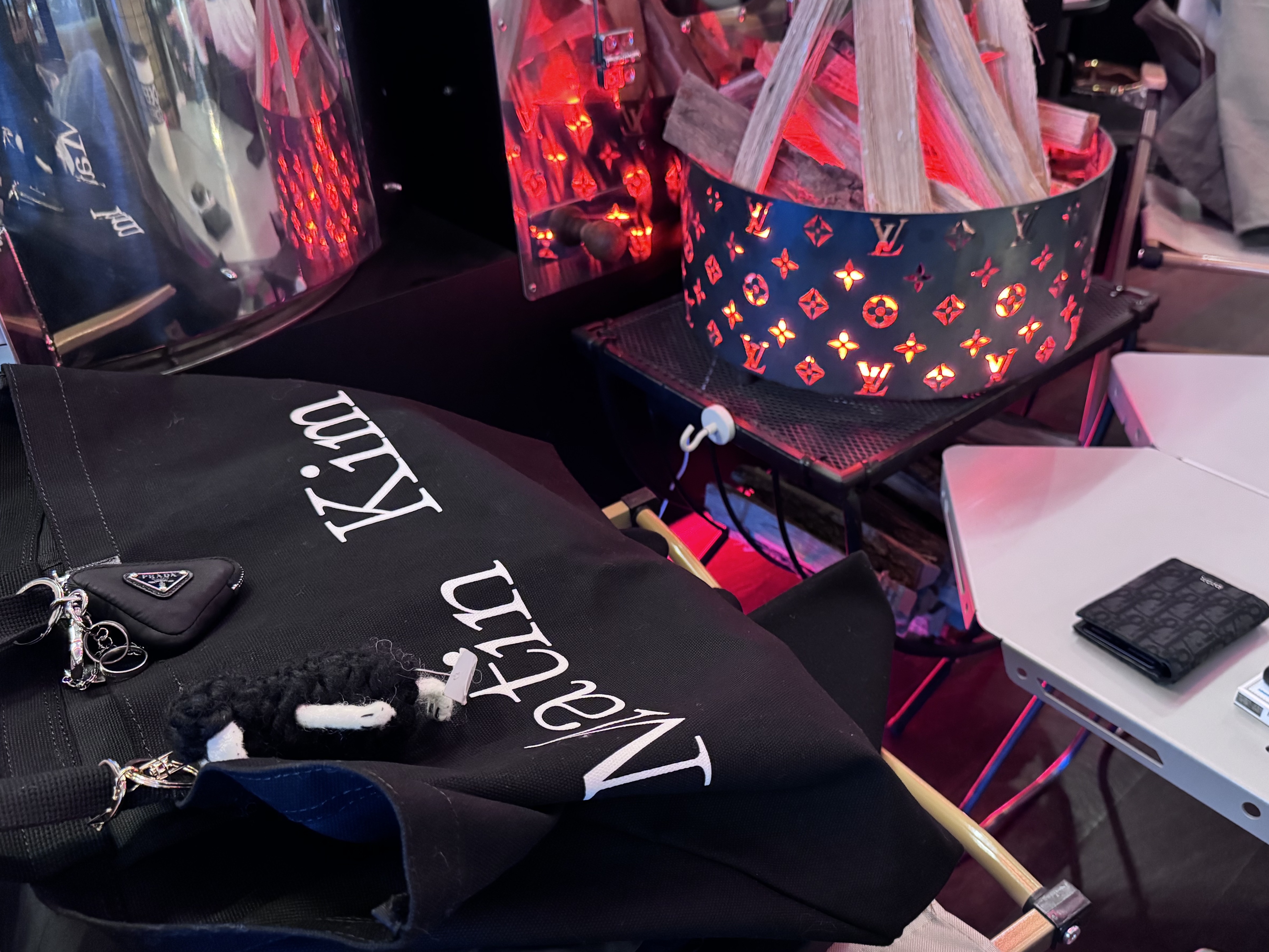 Matin Kim Matin Logo Ecobag Black, Prada Triangle Logo Pouch Keyring Tundra 착용 스타일