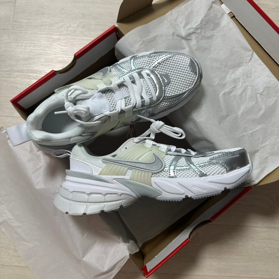 Nike V2K Run Metallic Silver White 착용 스타일