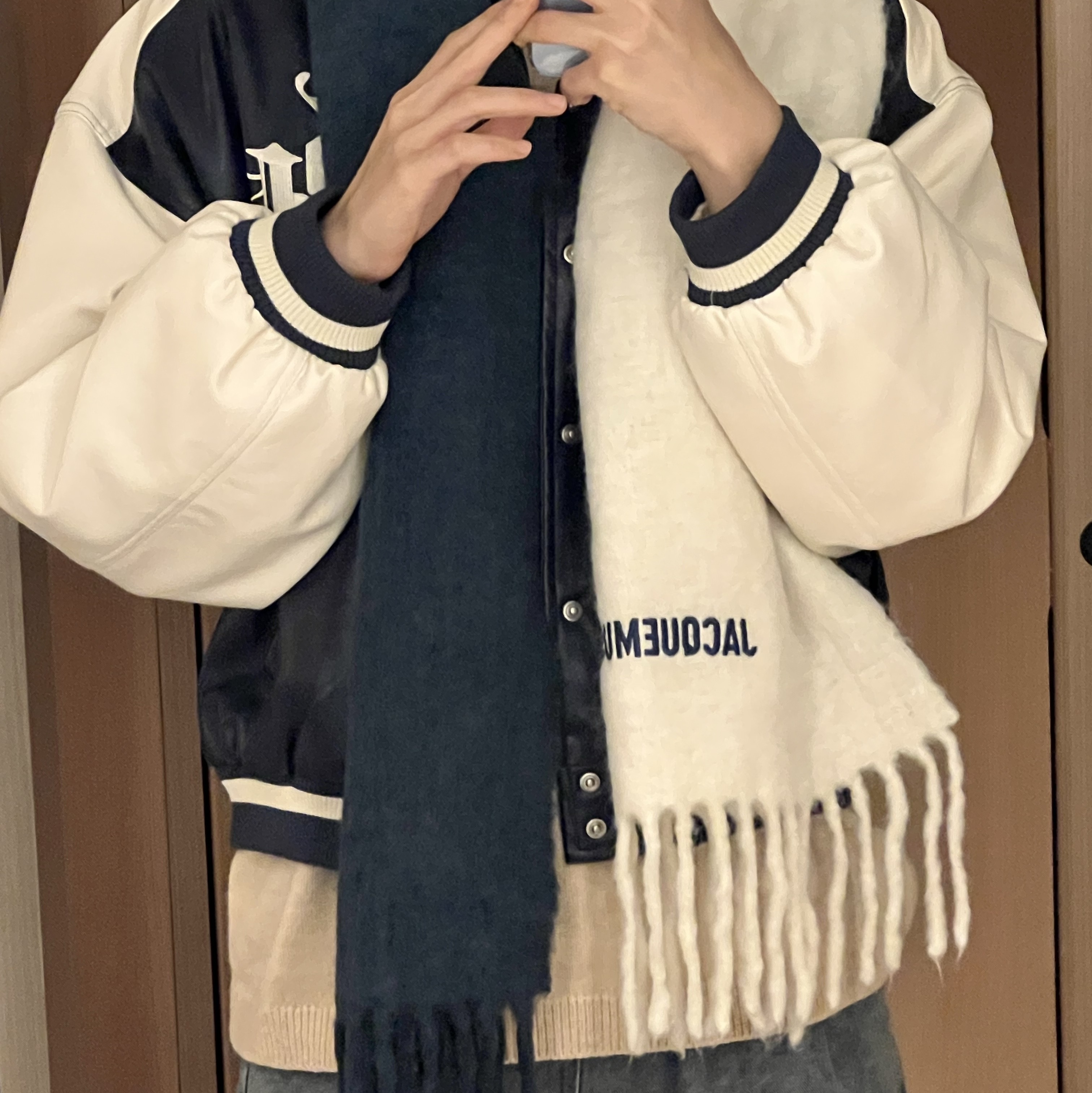 Jacquemus L'echarpe Moisson Gradient Muffler Multi Navy, Human Made Heart Knit Sweater Beige 착용 스타일