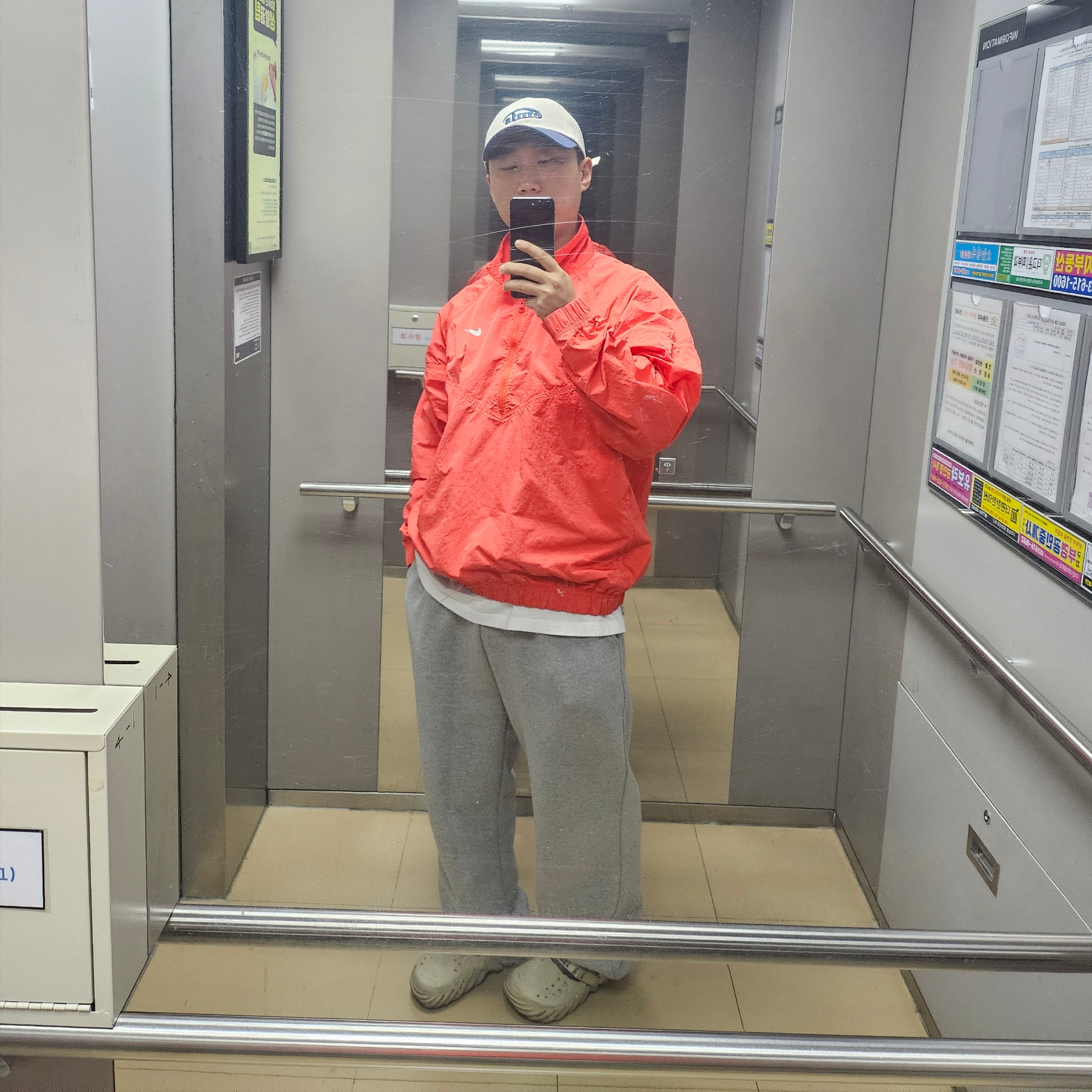 Emis New Logo Ball Cap Two Tone Navy, Crocs Echo Clog Bone Black 착용 스타일
