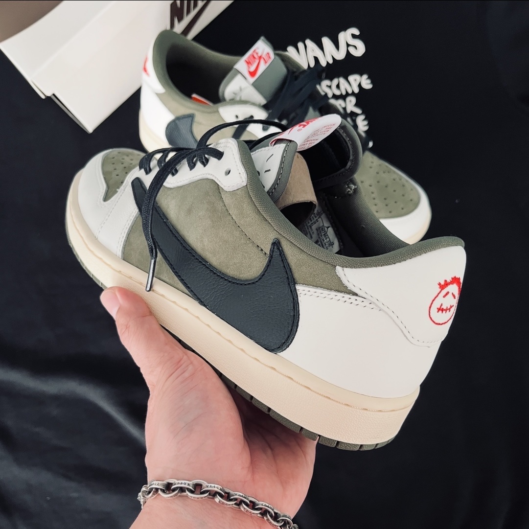 Jordan 1 x Travis Scott Retro Low OG SP Reverse Olive 착용 스타일 - 2
