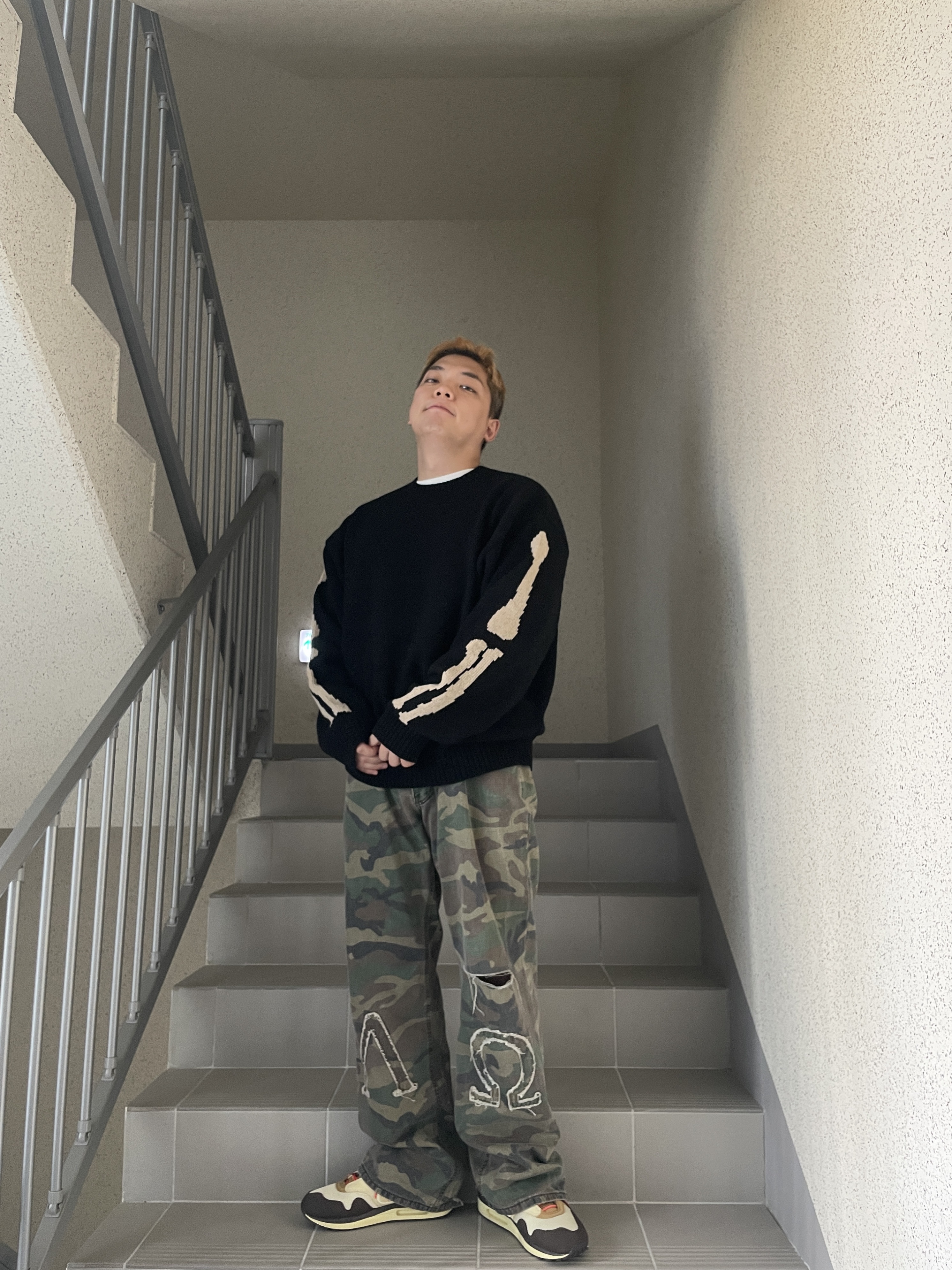 Nike x Travis Scott Air Max 1 Cact.us Brown, Kapital 5G Wool Bone Crewneck Sweater Black 착용 스타일 - 3