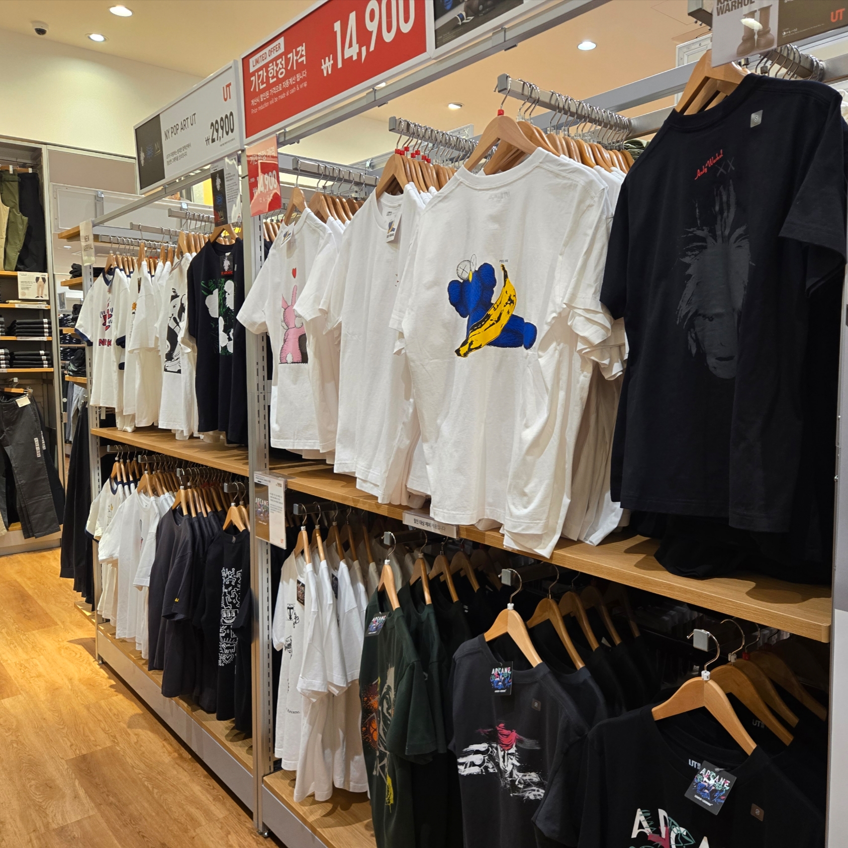 Uniqlo UT x Kaws x Warhol S/S Graphic T-Shirt B White, Uniqlo UT x Kaws x Warhol S/S Graphic T-Shirt D Black 착용 스타일