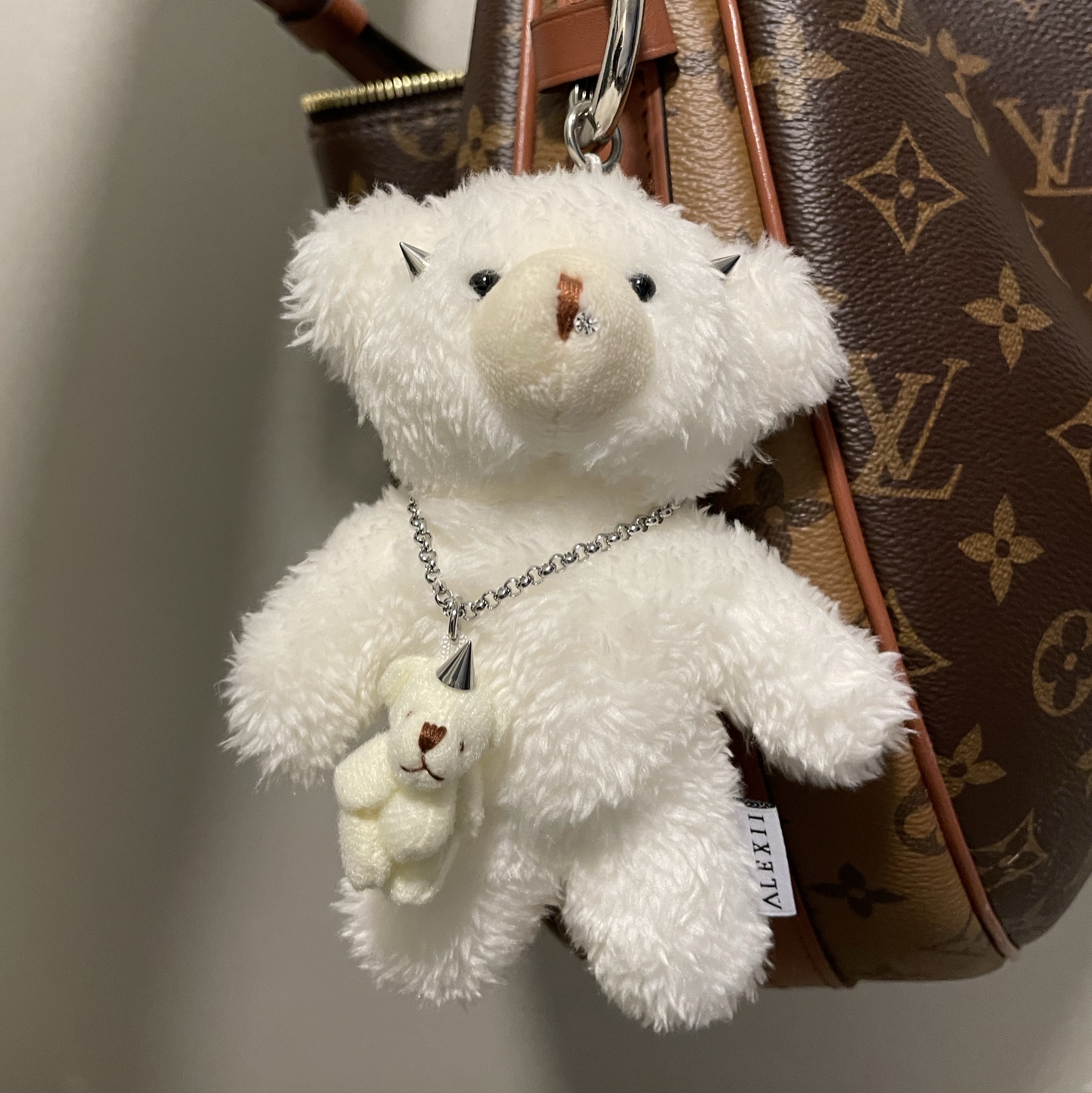 Louis Vuitton Loop Hobo Monogram, ALEXII Papa Bear White 착용 스타일