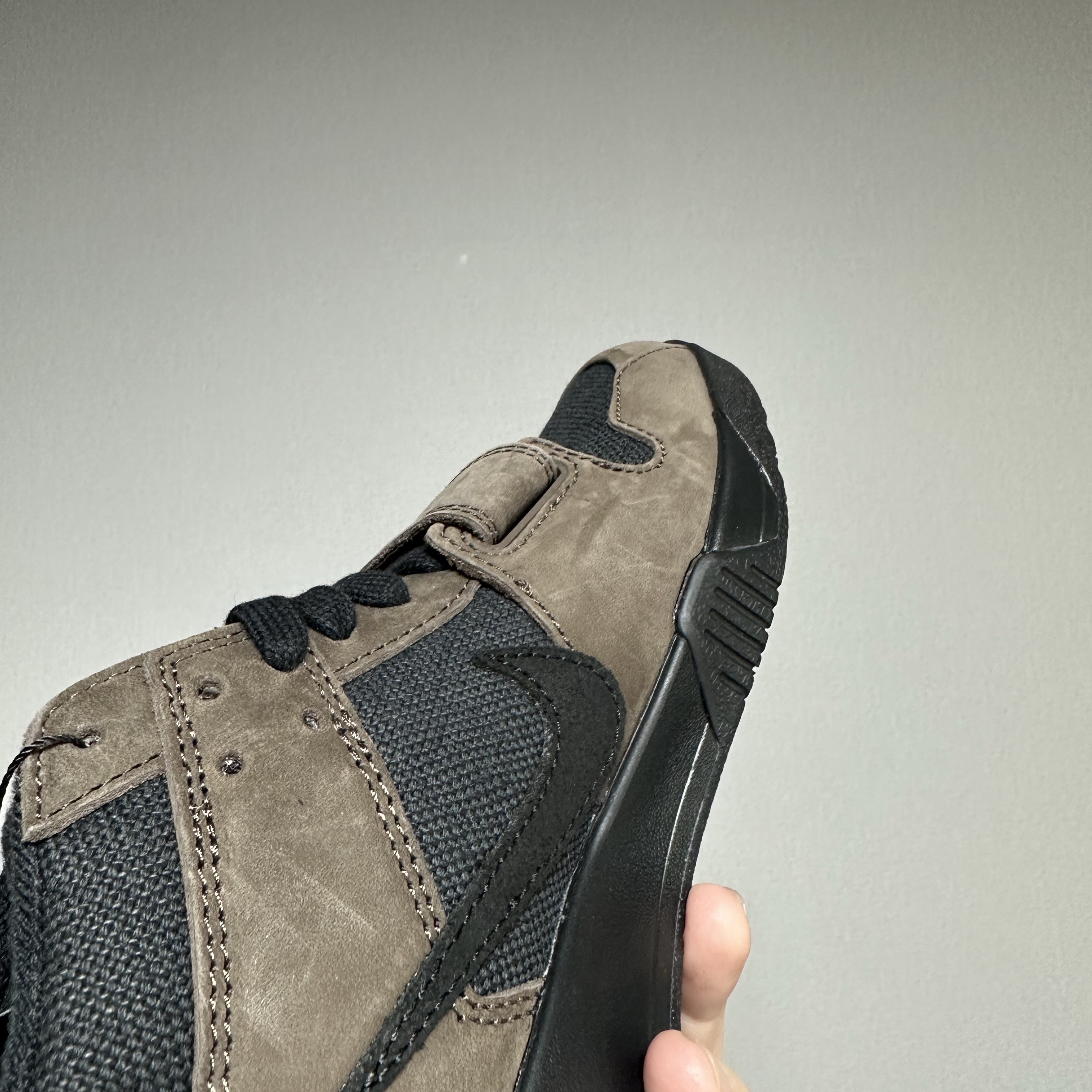 Jordan x Travis Scott Jumpman Jack TR Black and Dark Mocha 착용 스타일 - 5