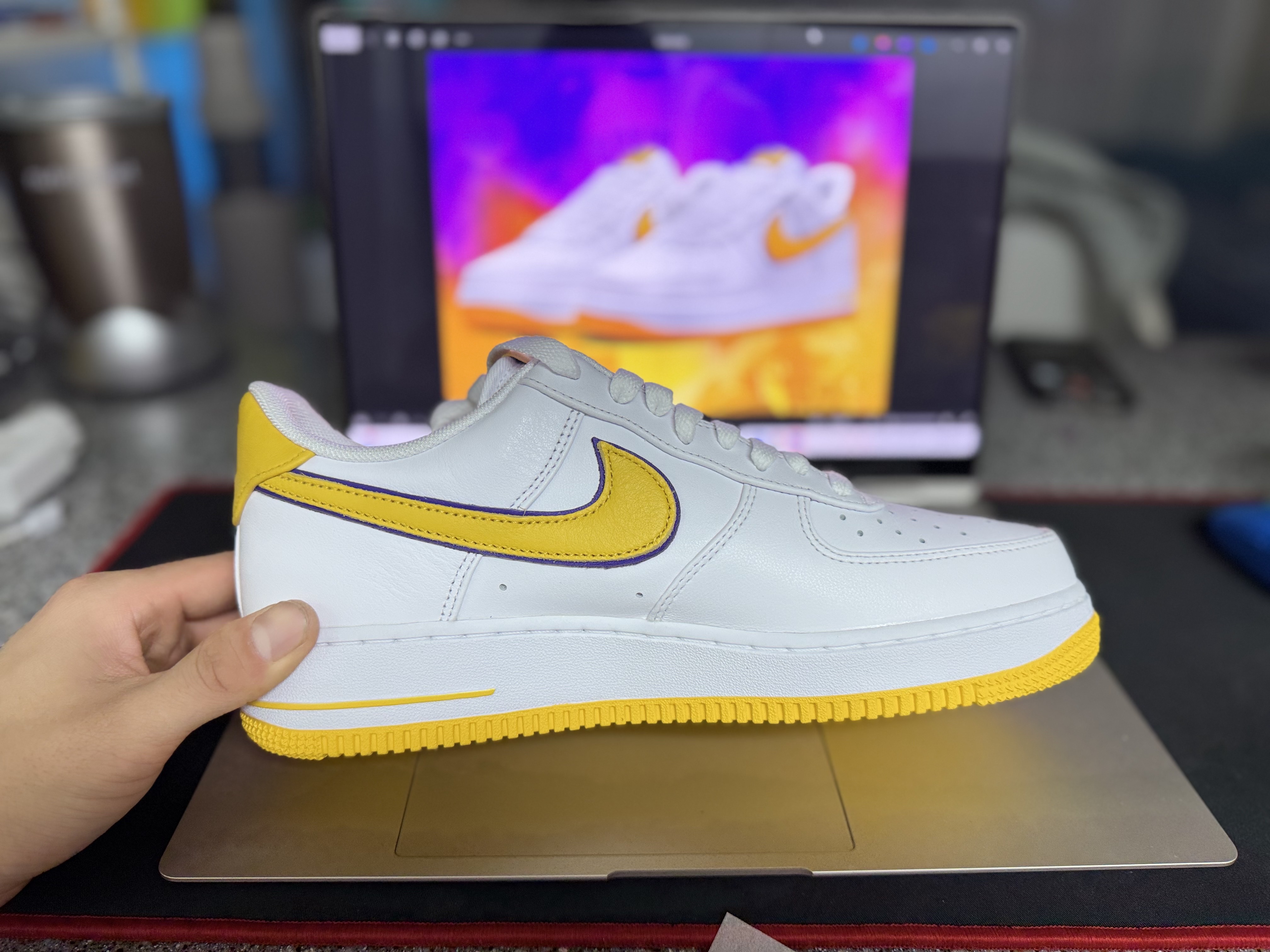 Nike x Kobe Bryant Air Force 1 Low Retro QS Varsity Maize and Varsity Purple 착용 스타일 - 2
