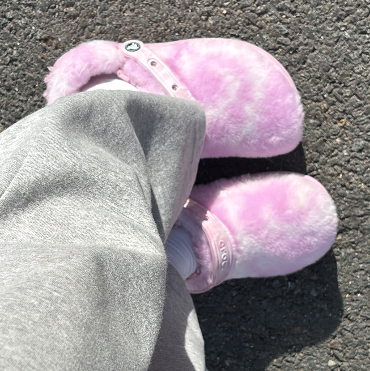 Crocs Classic Fur Sure Clog Ballerina Pink White 착용 스타일 - 2