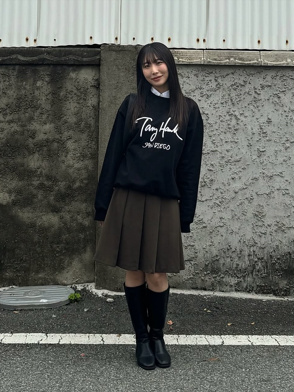TONY HAWK Tony Logo Crewneck Black 착용 스타일 - 1