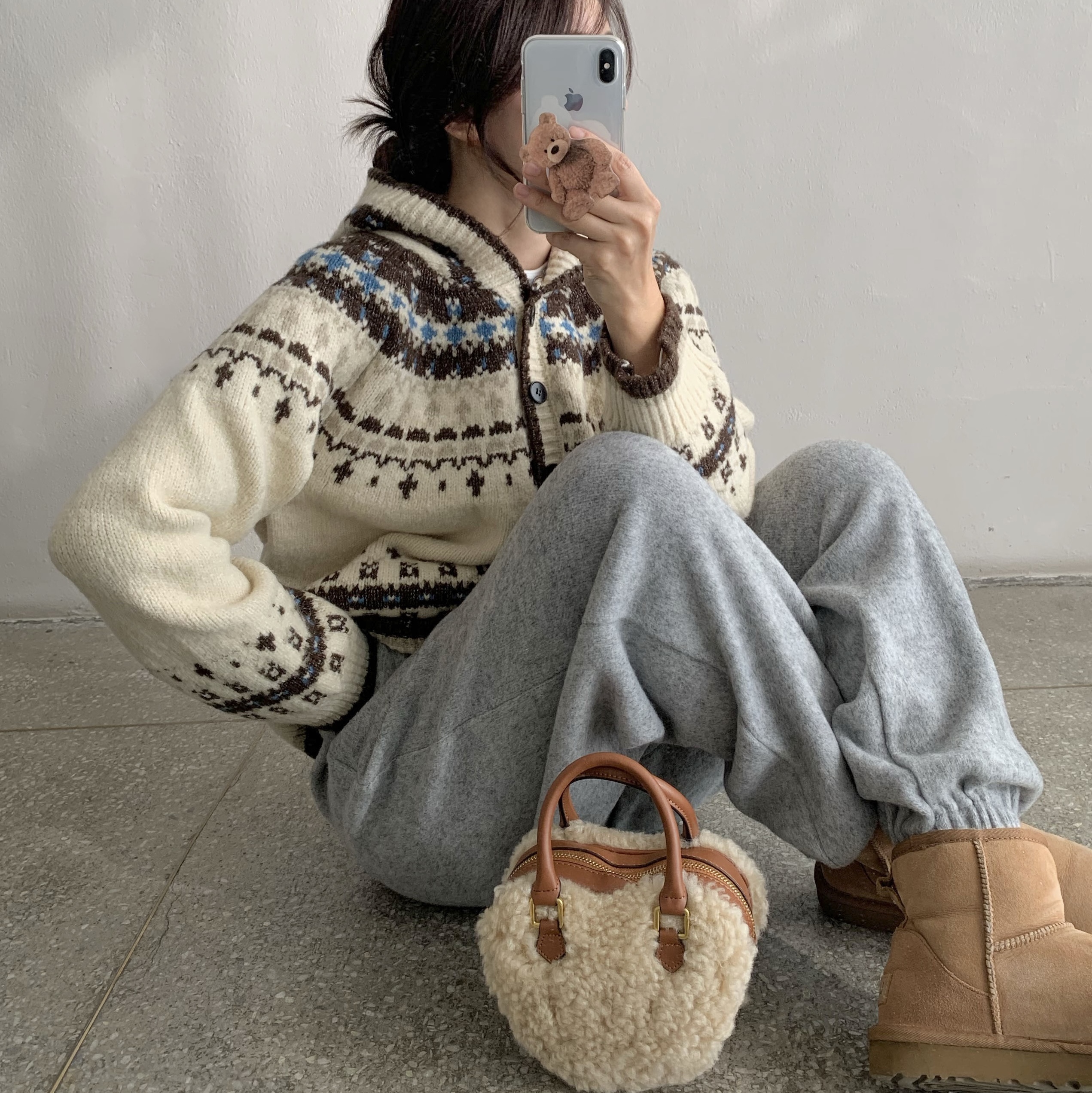 (W) UGG Classic Mini II Boots Chestnut 착용 스타일 - 1