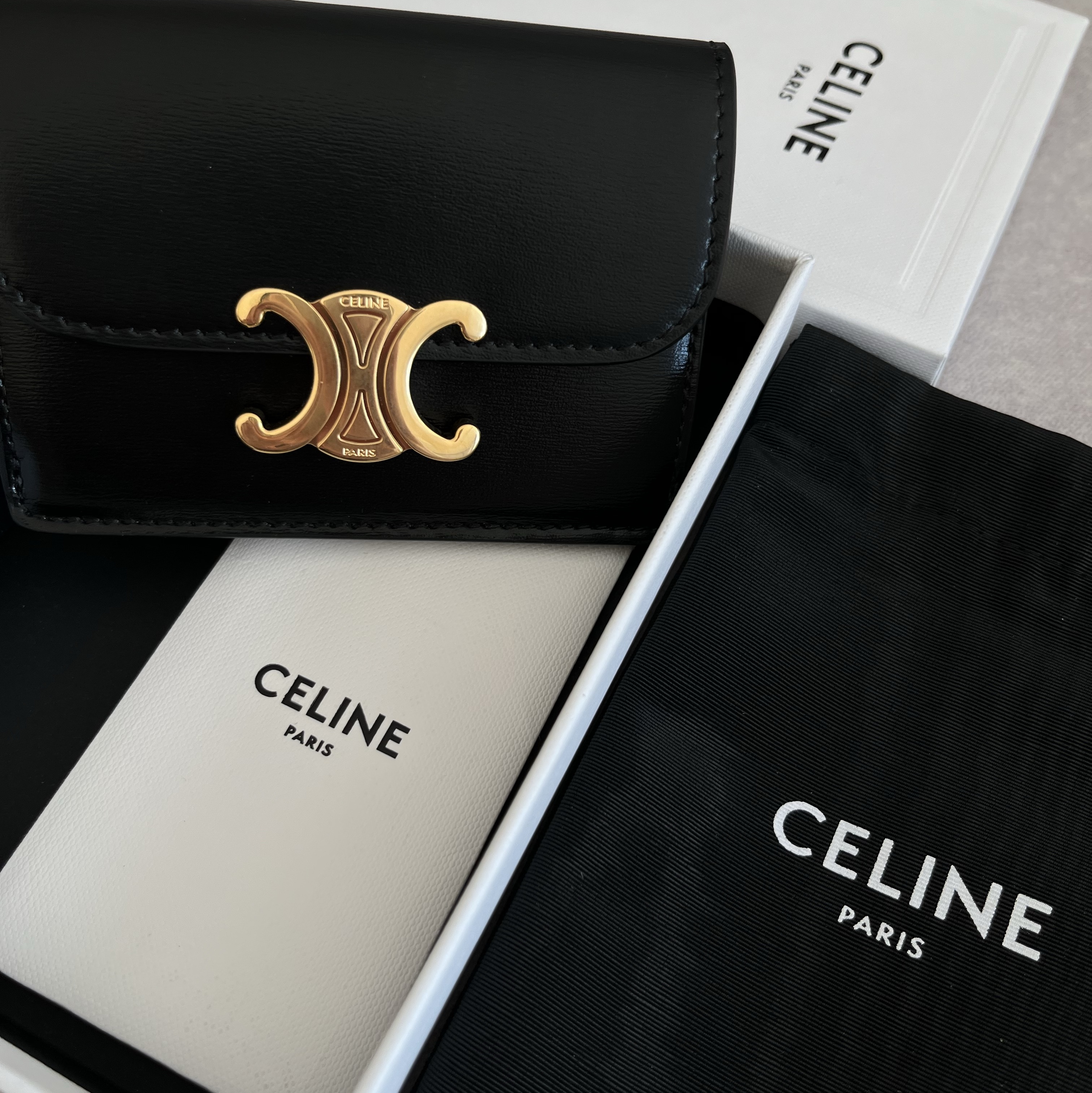 Celine Card Holder with Flap in Shiny Calfskin Black 착용 스타일