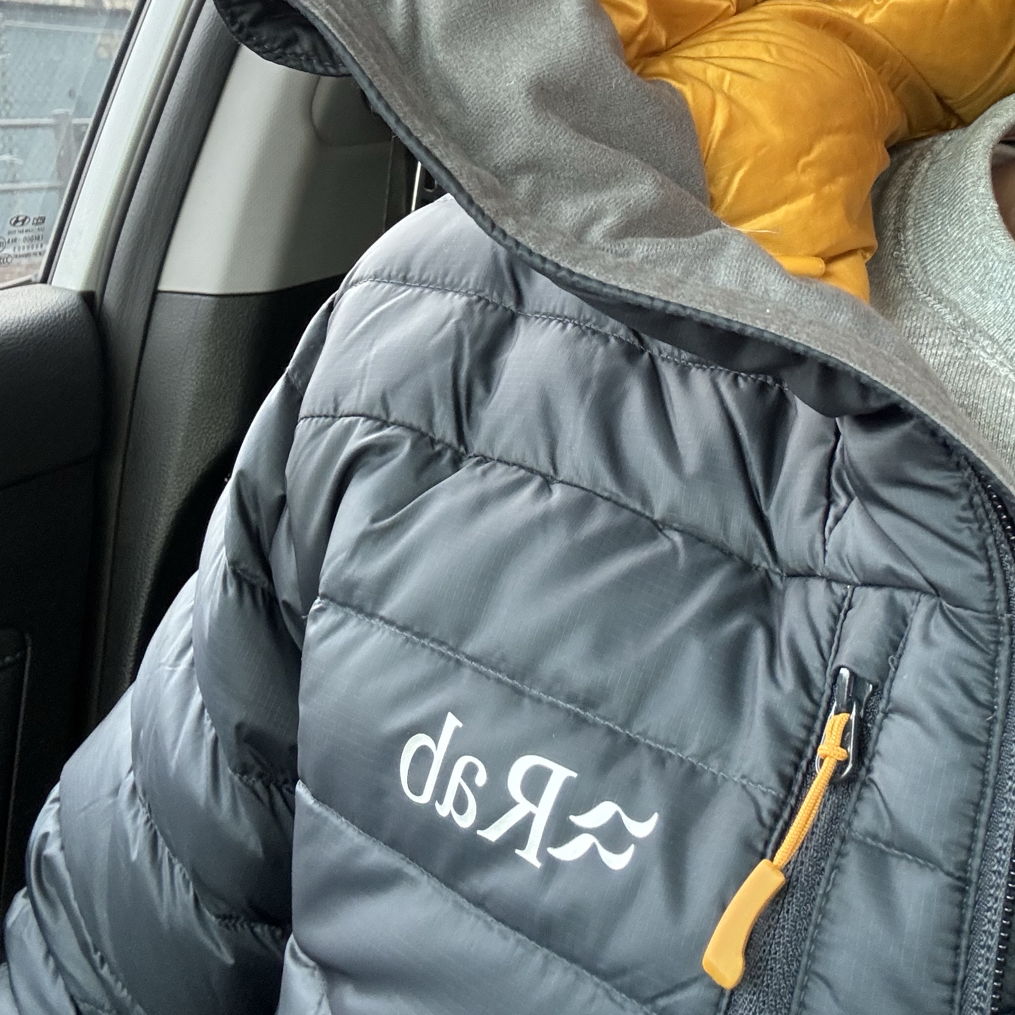 Rab Microlight Alpine Jacket Beluga 착용 스타일