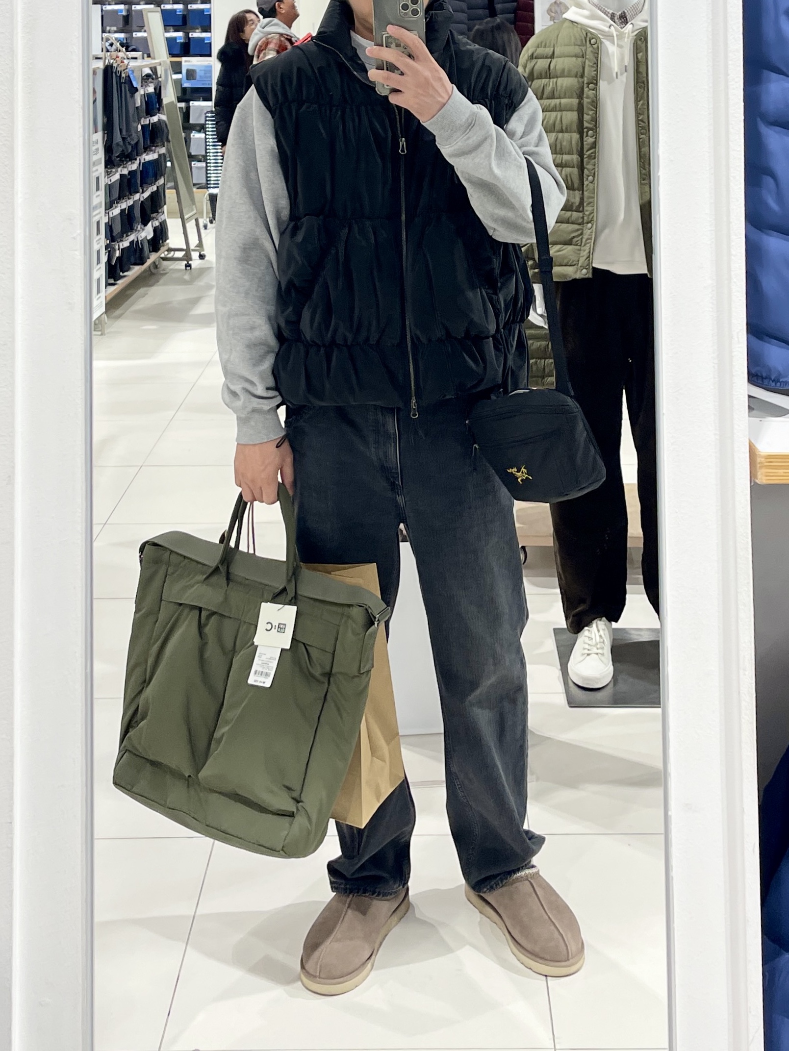 UGG Tasman Slipper Caribou, IAB Studio Embossed Sweatshirt Gray 착용 스타일