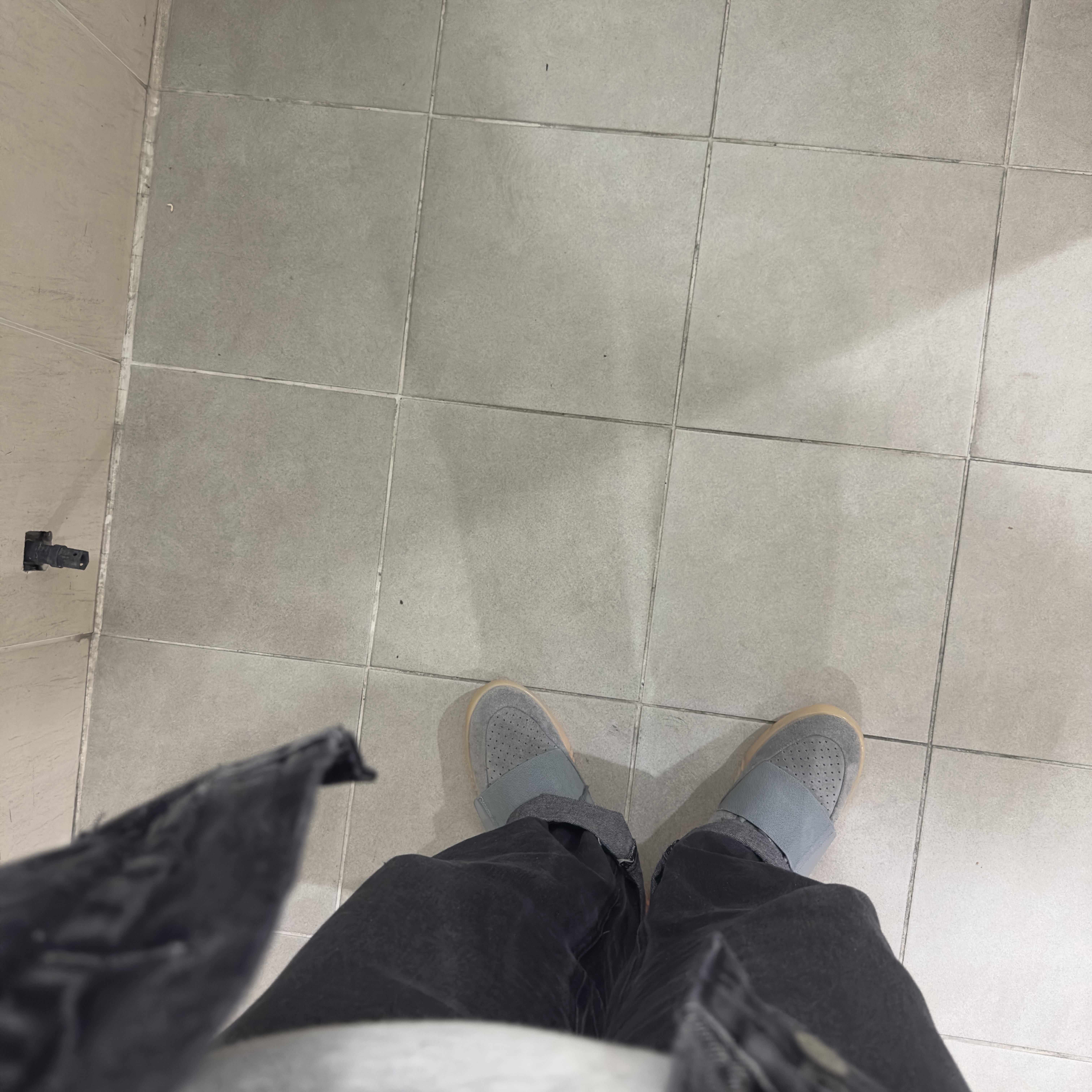 Adidas Yeezy Boost 750 Light Grey Glow In the Dark 착용 스타일
