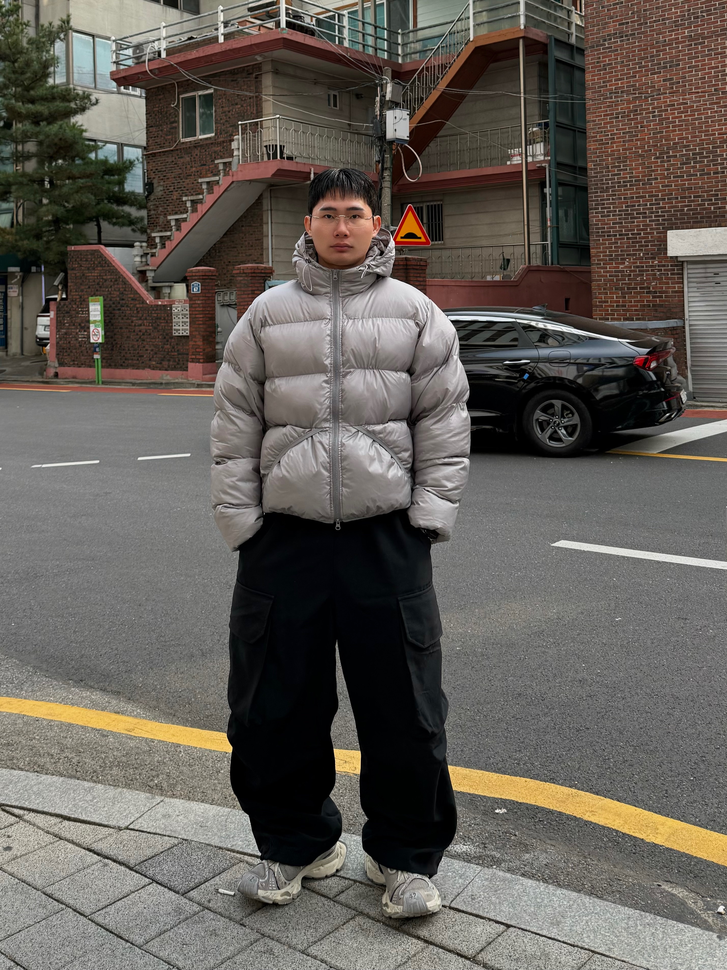 Balenciaga Stapler Sneaker Beige Grey, UGG Tasman Black 착용 스타일 - 1