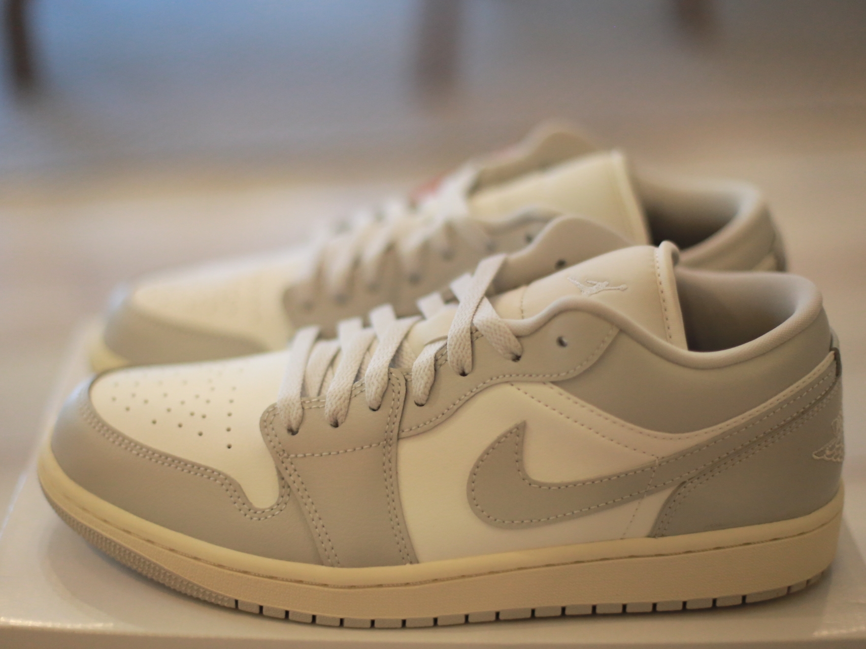 Jordan 1 Low Stealth and White 착용 스타일 - 1