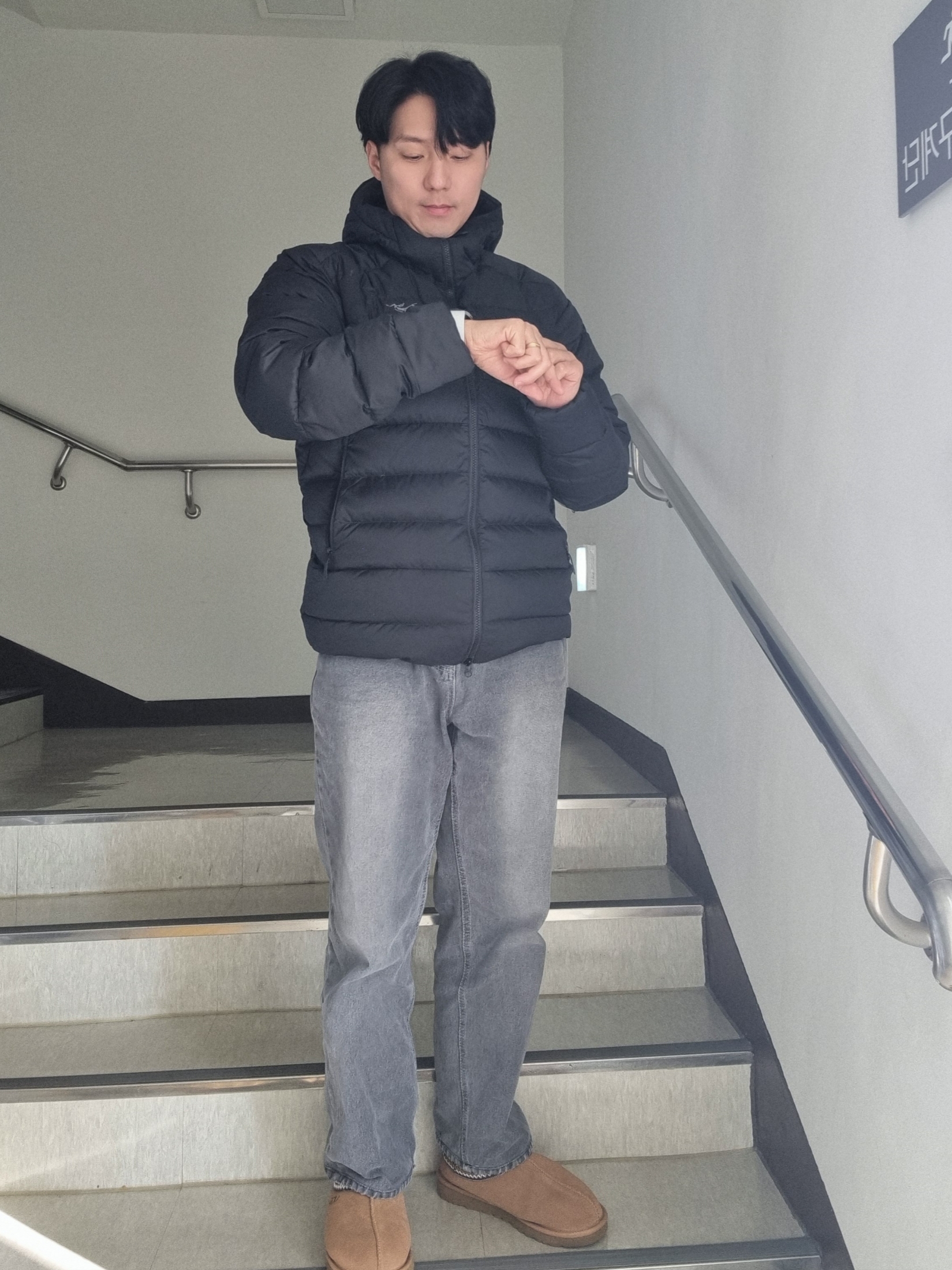 UGG Tasman Slipper Chestnut, Arc'teryx Thorium Hoody Black 착용 스타일