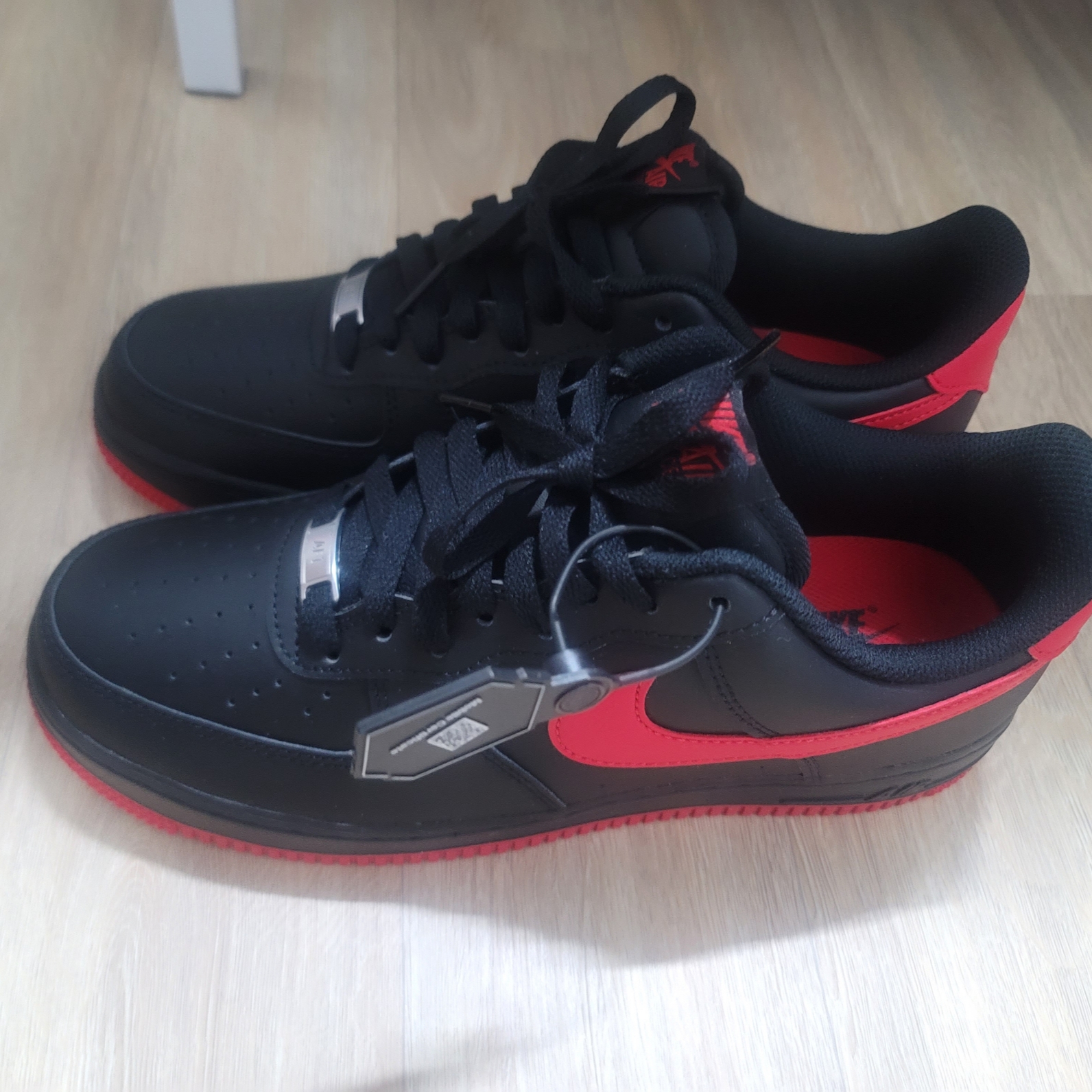 Nike Air Force 1 '07 Black University Red 착용 스타일 - 2