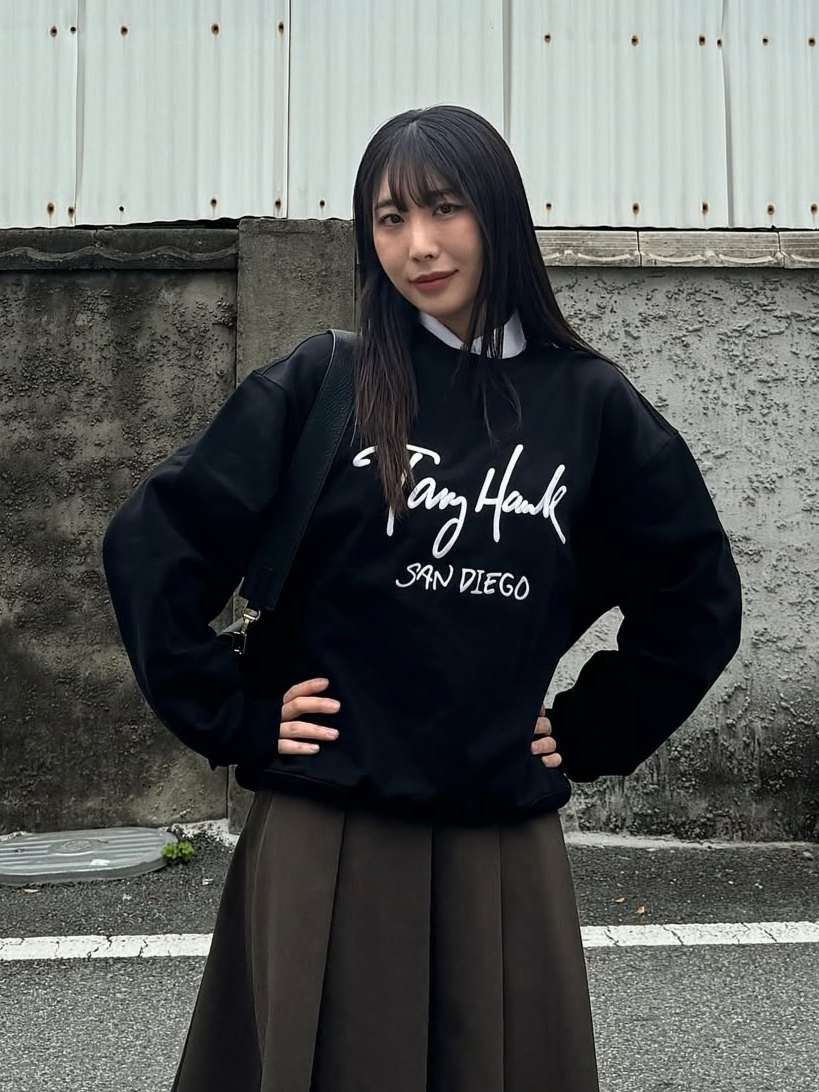 TONY HAWK Tony Logo Crewneck Black 착용 스타일 - 2