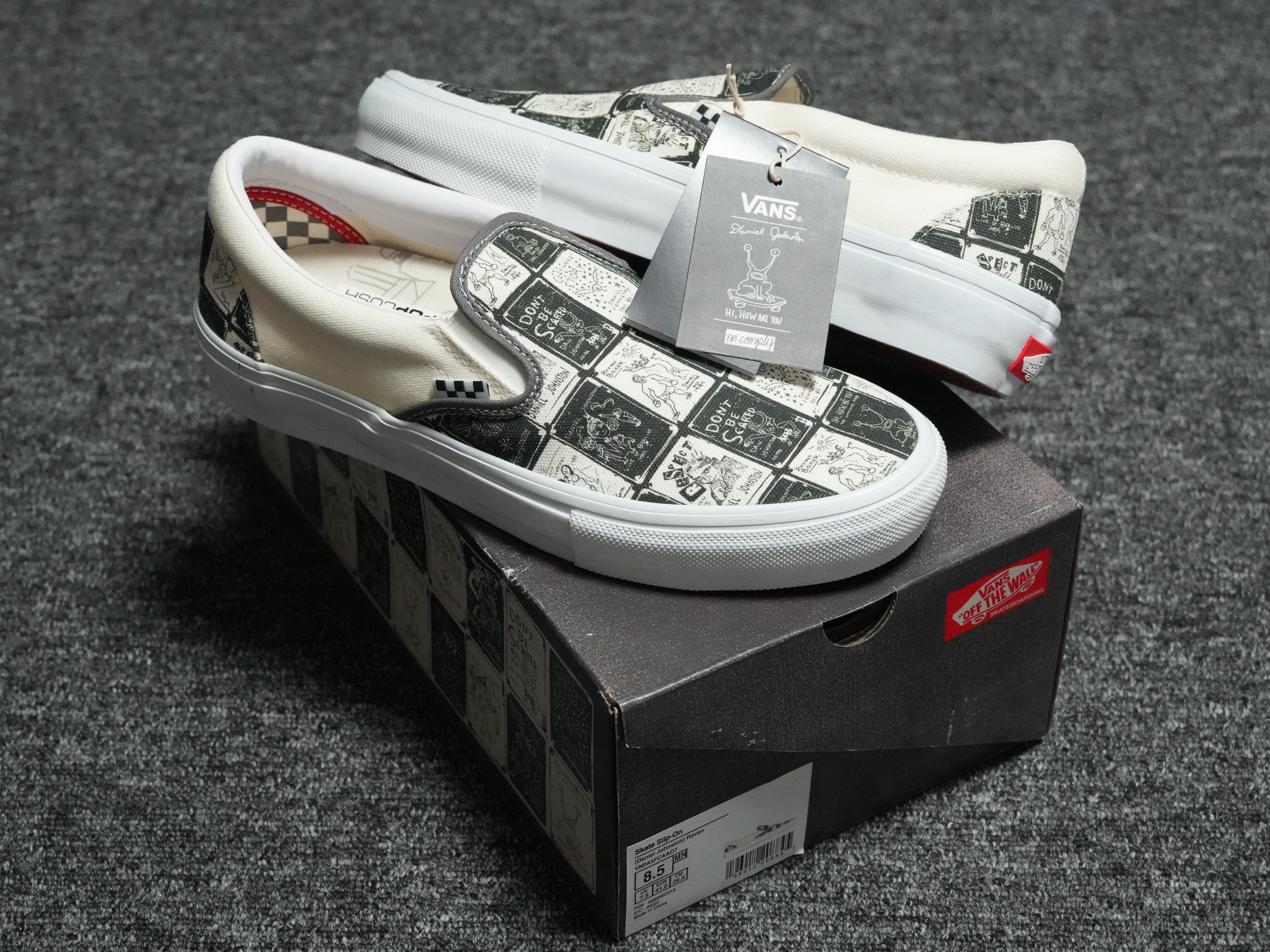 Vans x Daniel Johnston Skate Slip-On Raven 착용 스타일