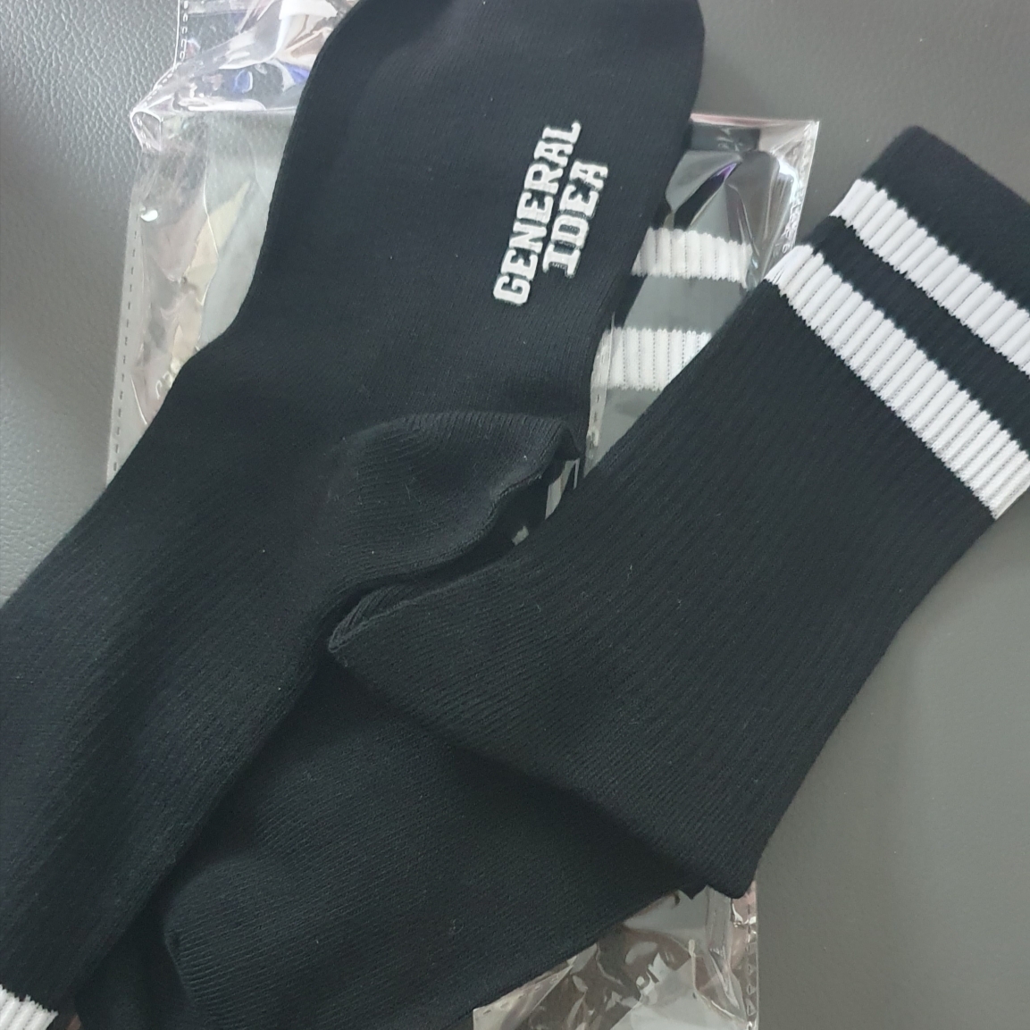 General Idea Unisex Board Crew Socks Black 착용 스타일 - 1