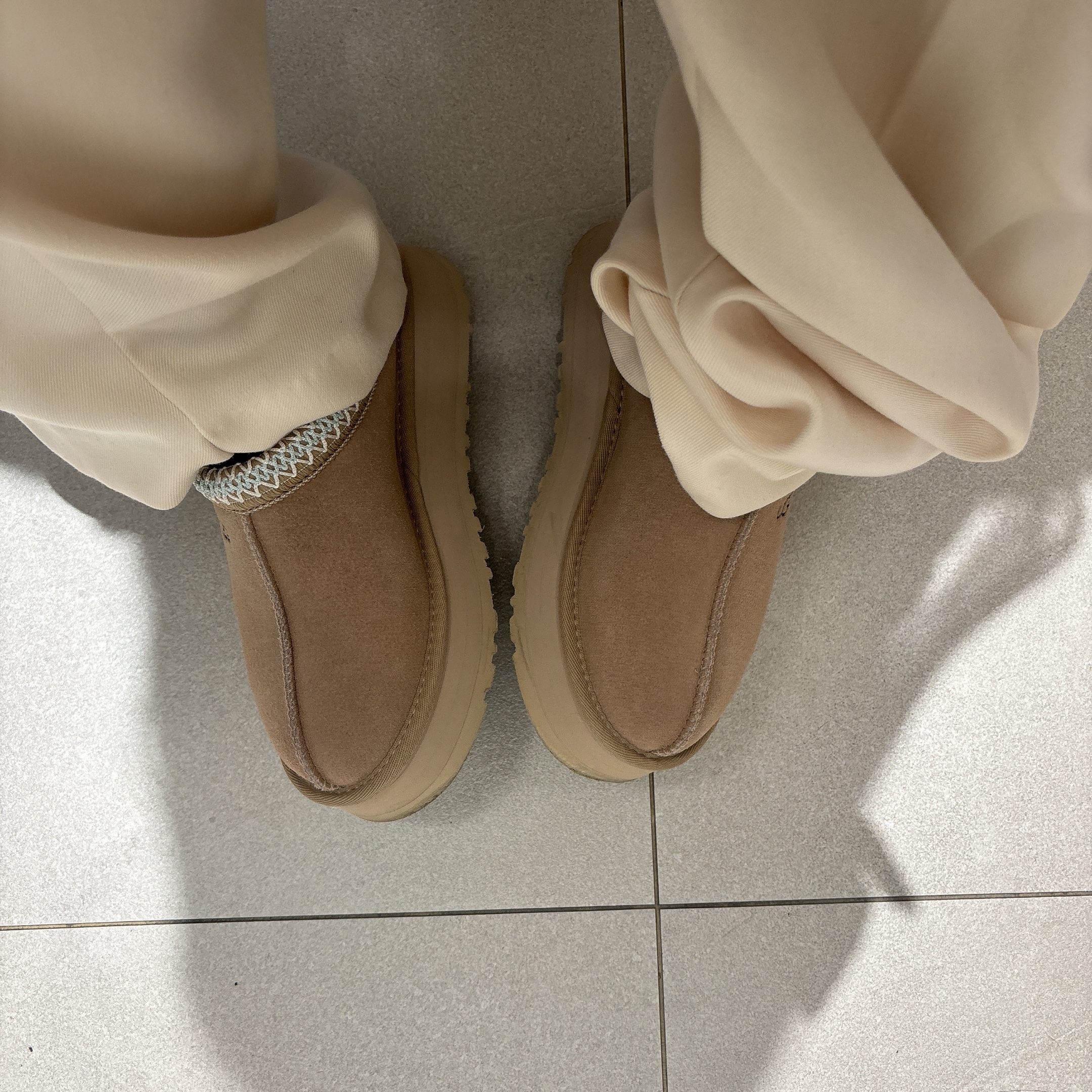 (W) UGG Tazz Slipper Sand 착용 스타일