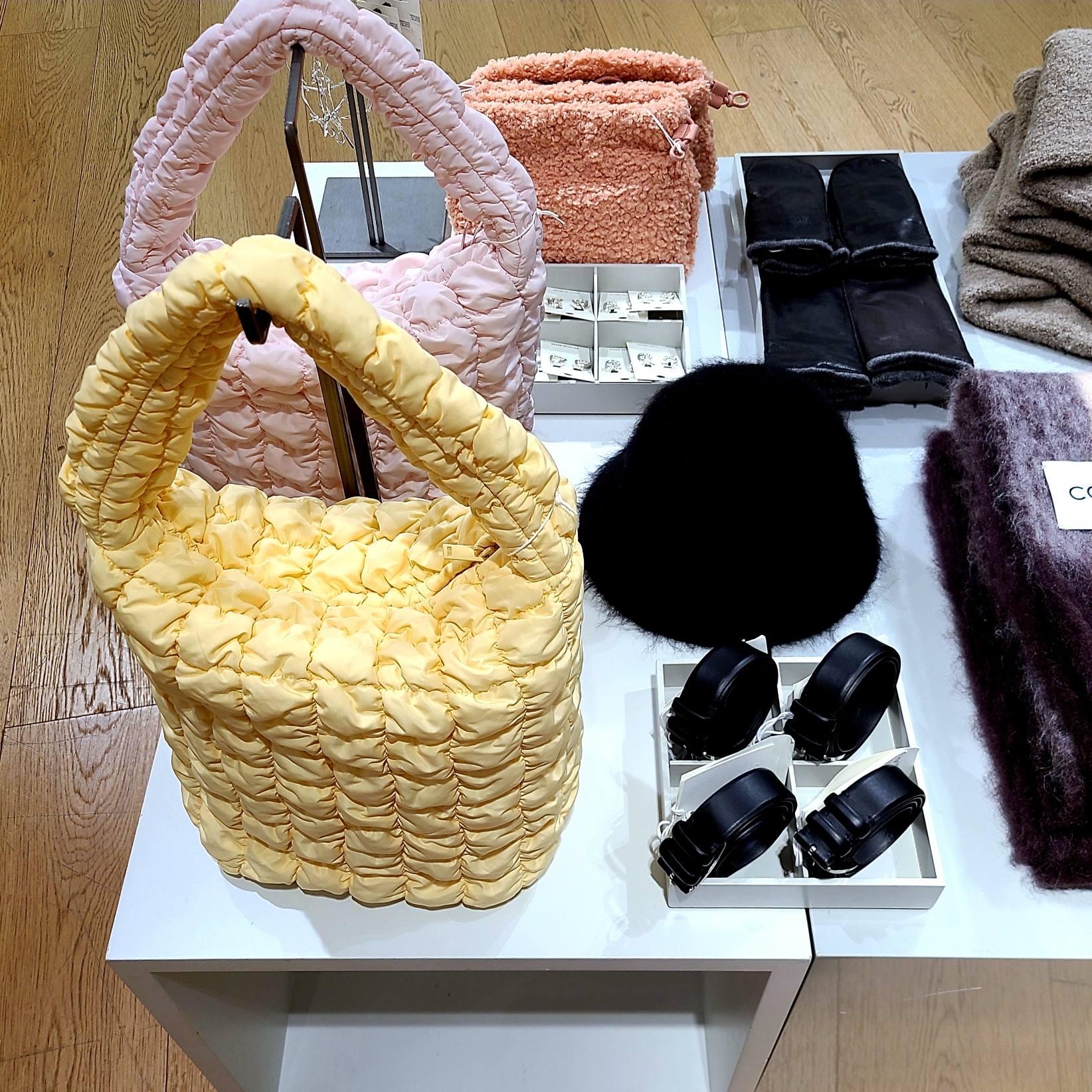 COS Quilted Crossbody Messenger Bag Light Grey, COS Eastside Mini Bowling Bag Leather Black 착용 스타일 - 9