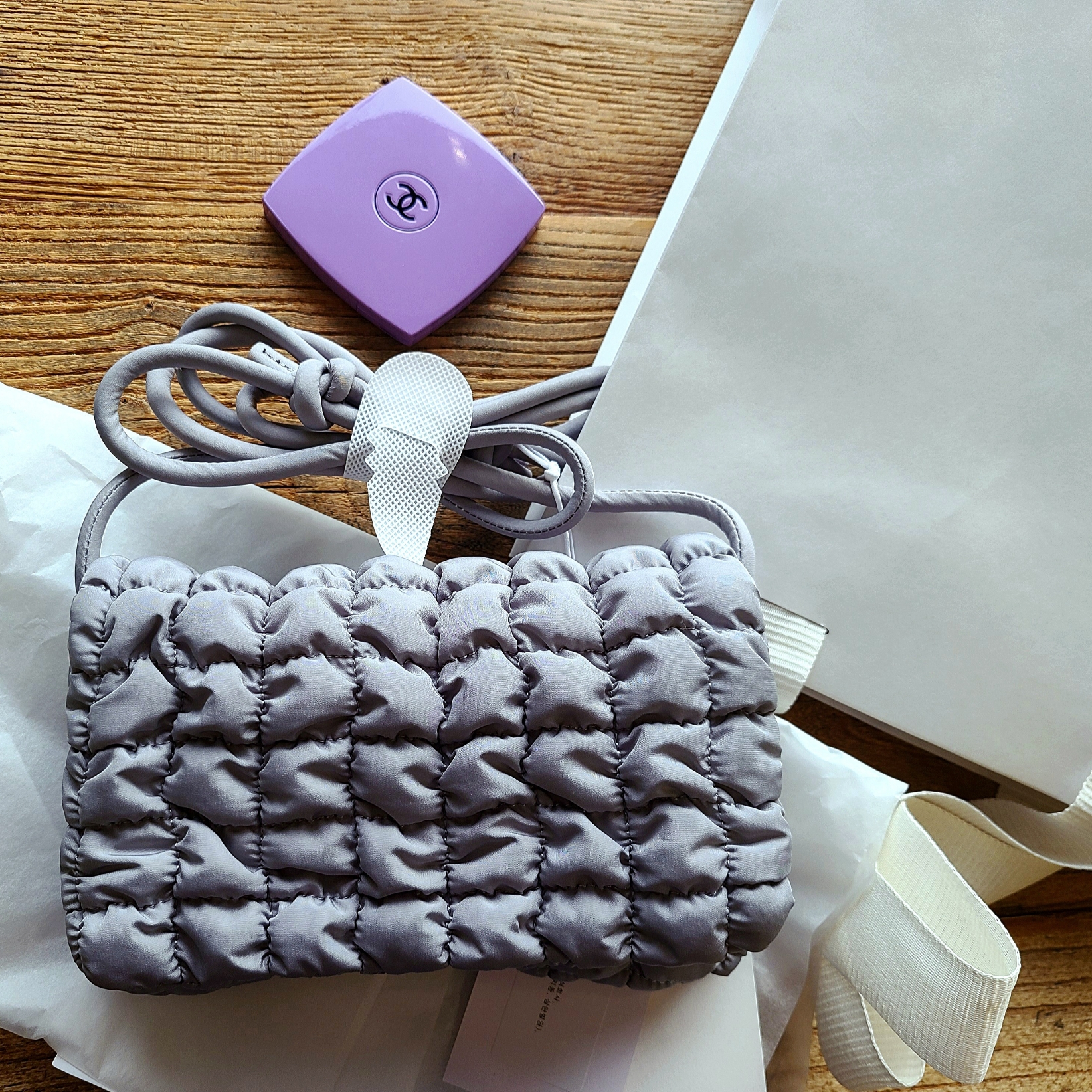 COS Quilted Crossbody Messenger Bag Light Grey, COS Eastside Mini Bowling Bag Leather Black 착용 스타일 - 1
