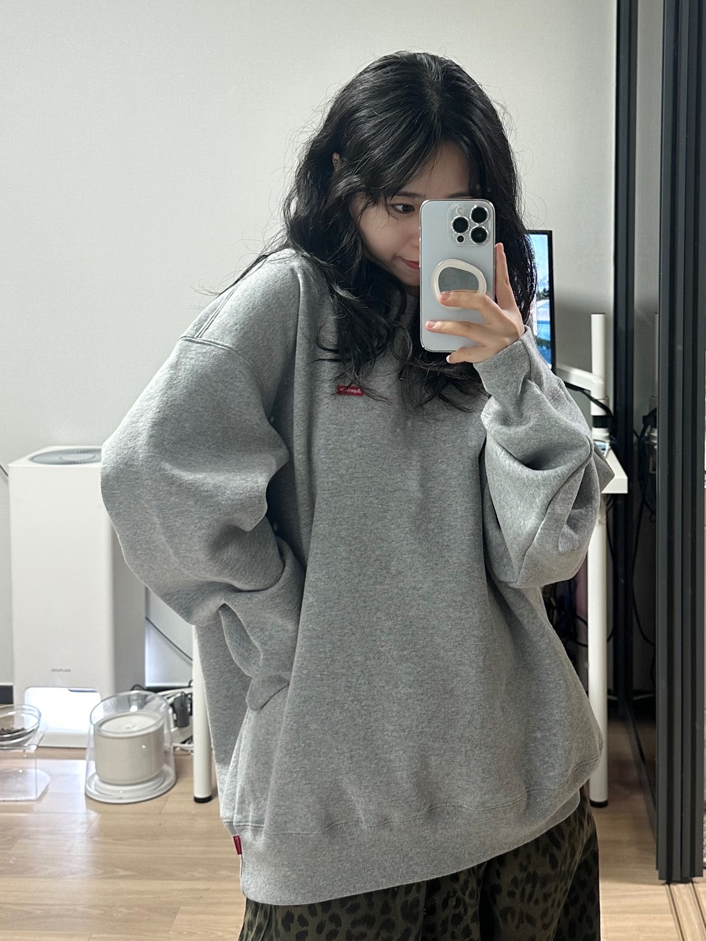 Supreme Small Box Crewneck Heather Grey - 24FW, ersco Leopard Baggy Trousers Khaki 착용 스타일 - 1