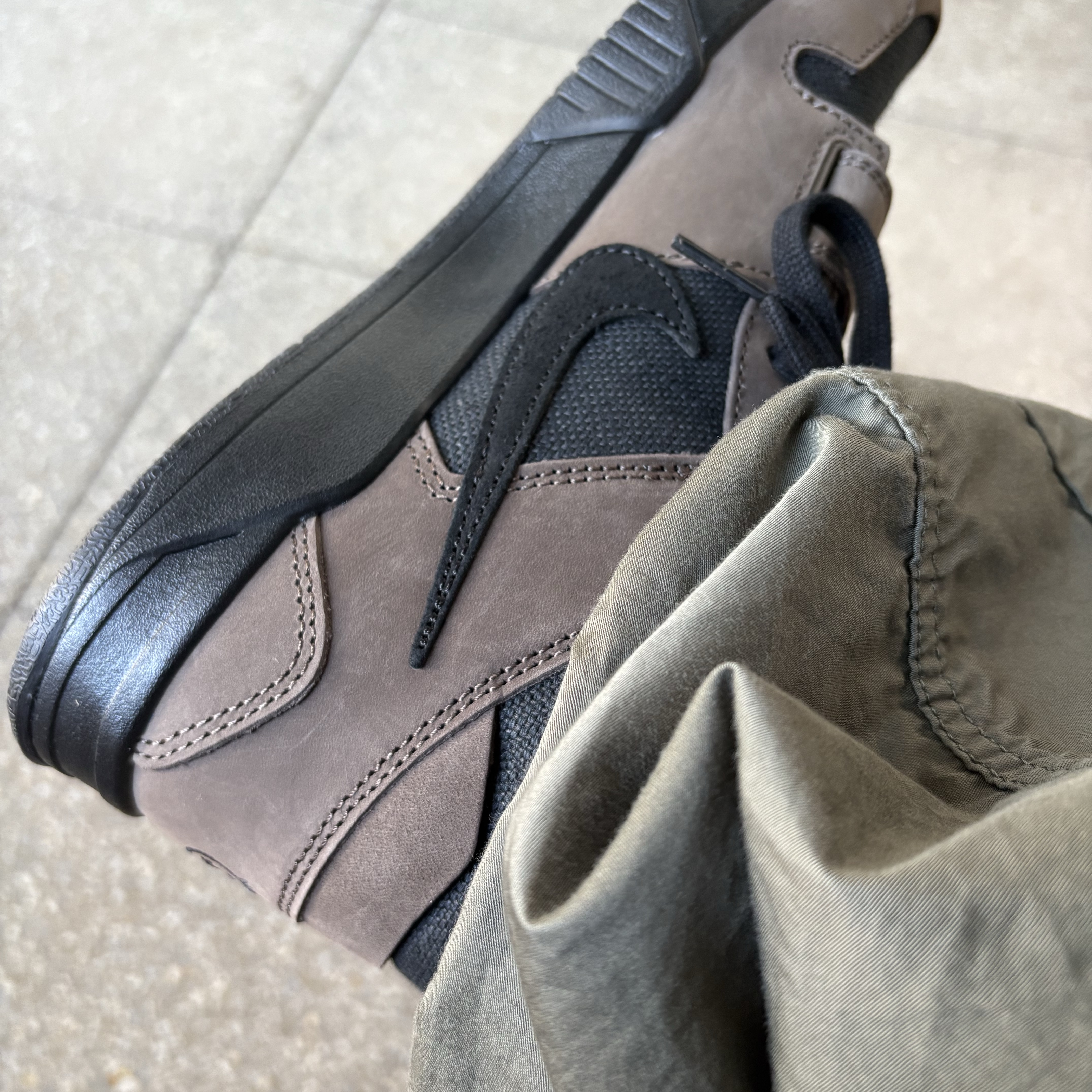 Jordan x Travis Scott Jumpman Jack TR Black and Dark Mocha 착용 스타일