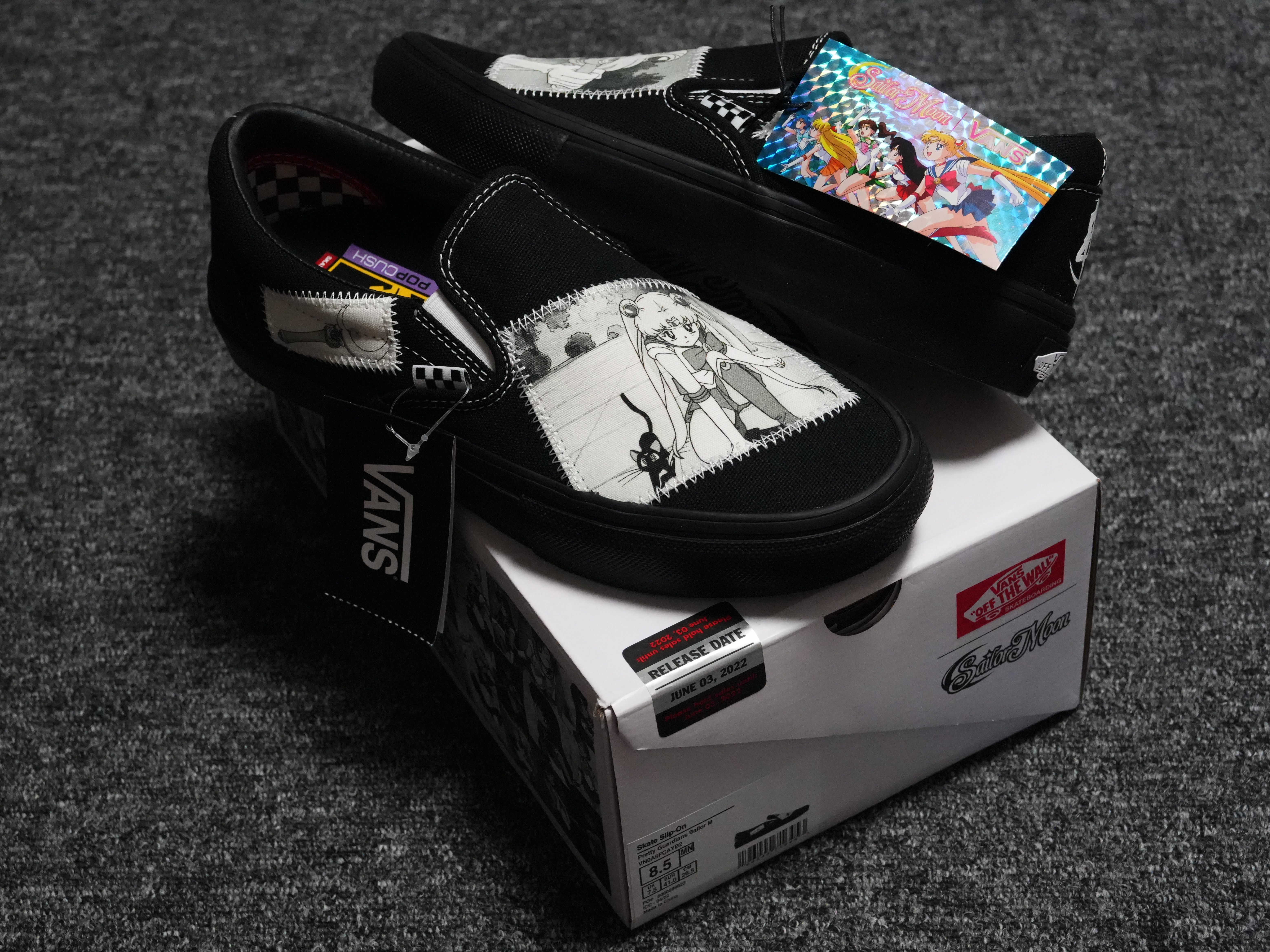 Vans x Lizzie x Sailor Moon Skate Slip-On White Black 착용 스타일 - 2