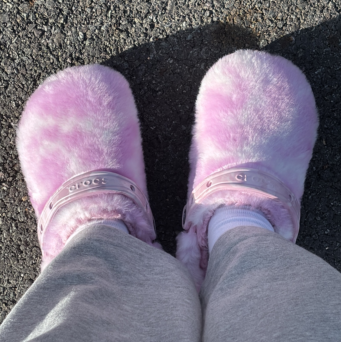 Crocs Classic Fur Sure Clog Ballerina Pink White 착용 스타일 - 1