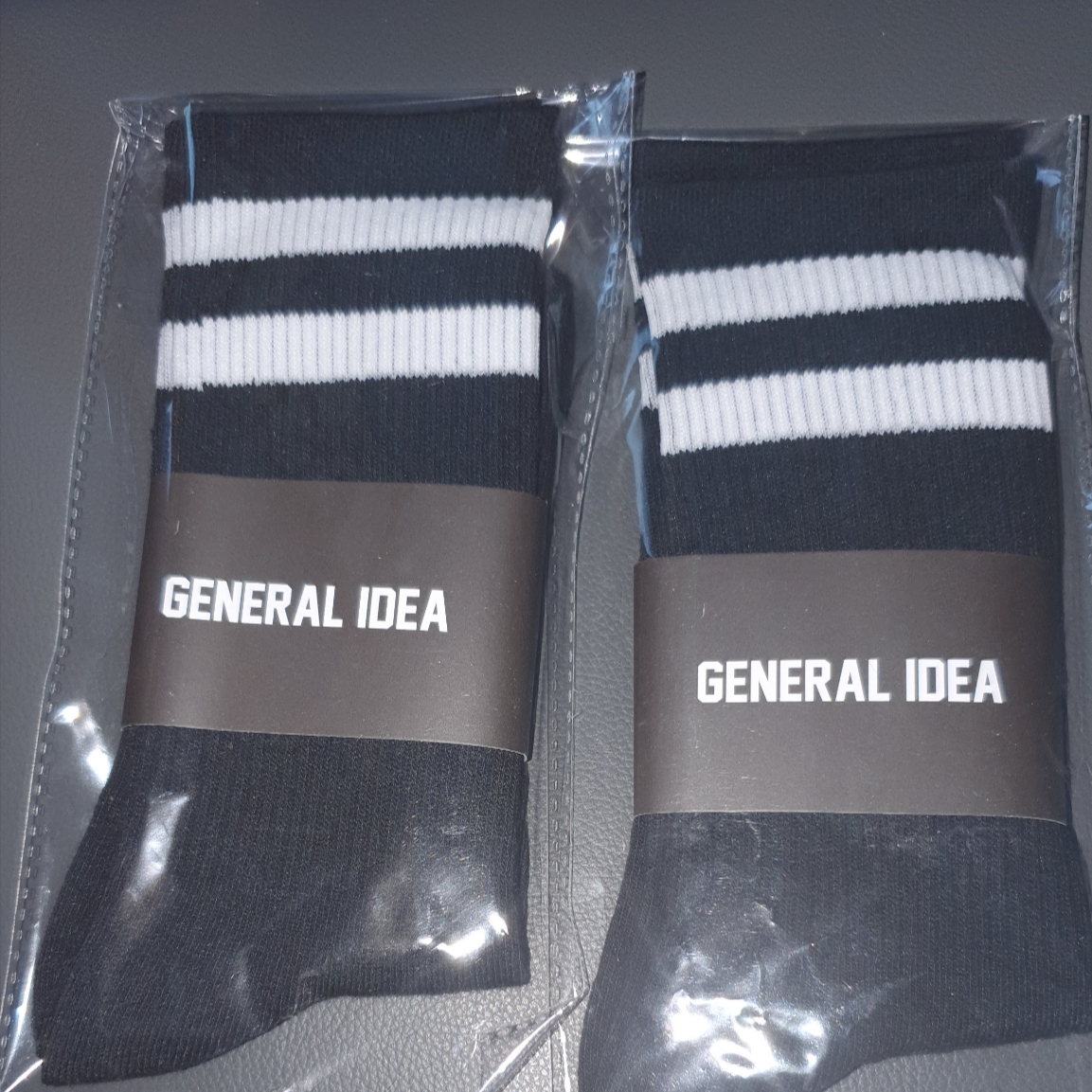 General Idea Unisex Board Crew Socks Black 착용 스타일 - 2