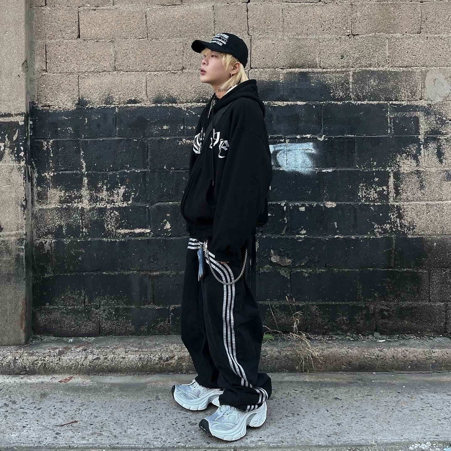 Balenciaga 10XL Sneakers White Grey Silver Black 착용 스타일 - 1