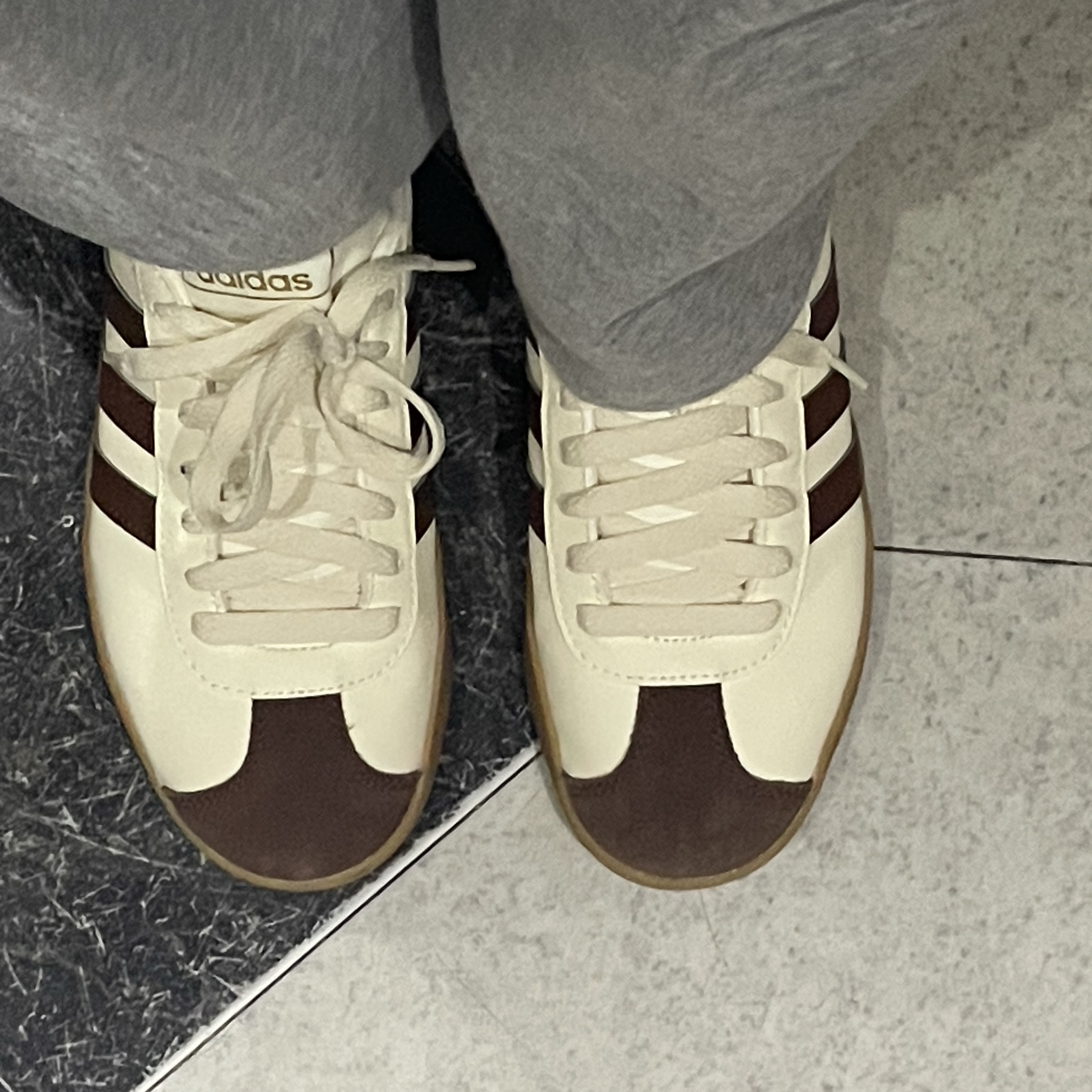 Adidas VL Court 2.0 Cream Brown 착용 스타일