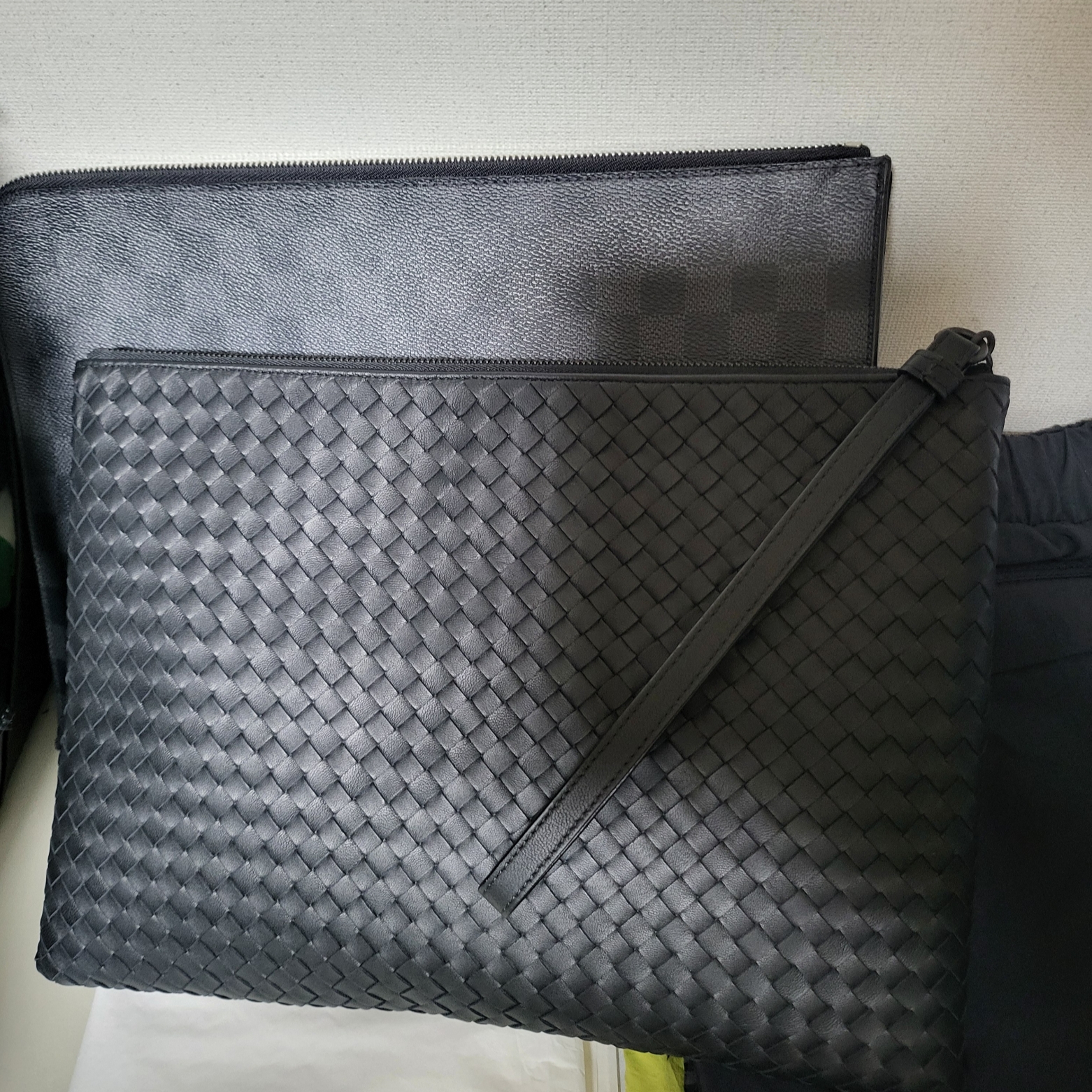 Bottega Veneta Intrecciato Strap Clutch Black 착용 스타일