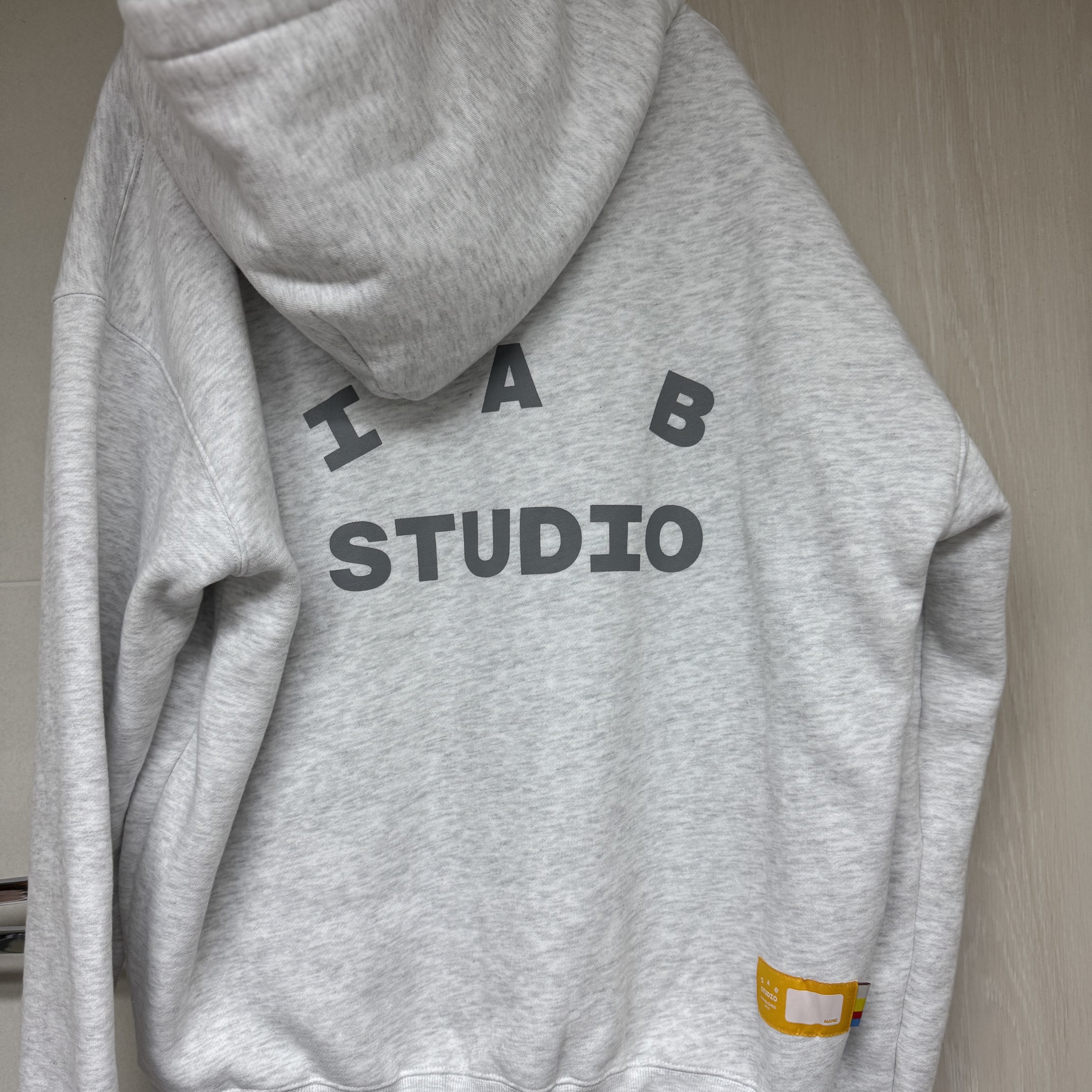 IAB Studio Hoodie Light Gray 착용 스타일 - 1