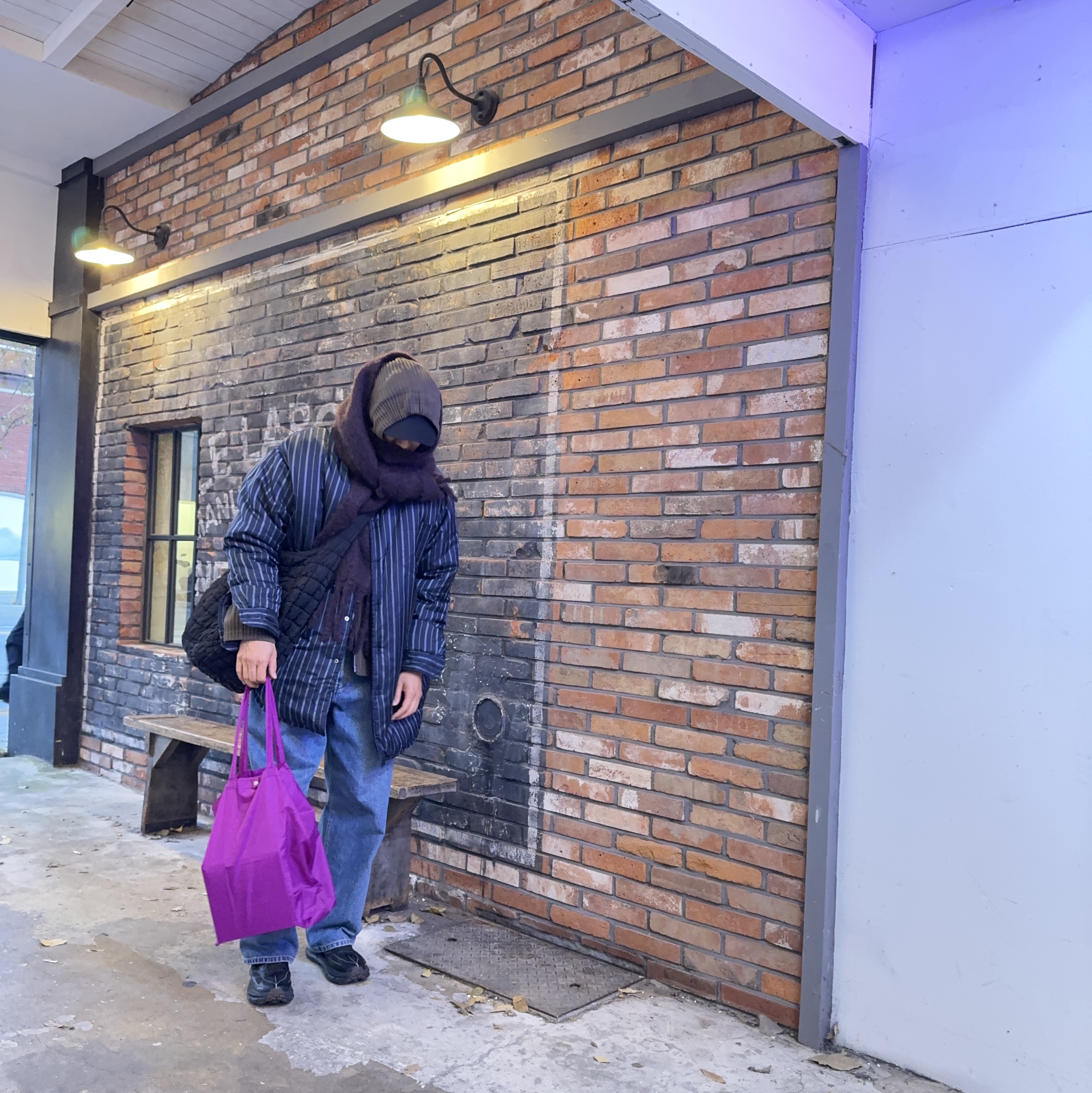 Hoka x Satisfy Mafate Speed 4 Lite Coffee, COS Quilted Oversized Shoulder Bag Black 착용 스타일 - 4