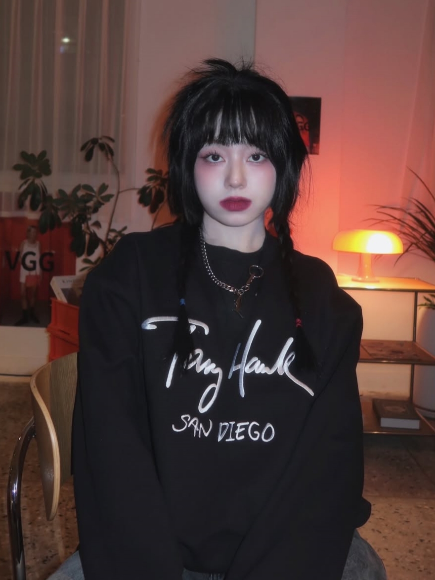 TONY HAWK Tony Logo Crewneck Black 착용 스타일 - 2
