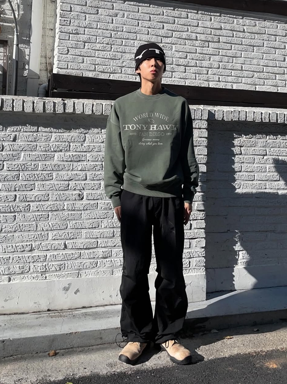 TONY HAWK Pigment College Typography Crewneck Green 착용 스타일