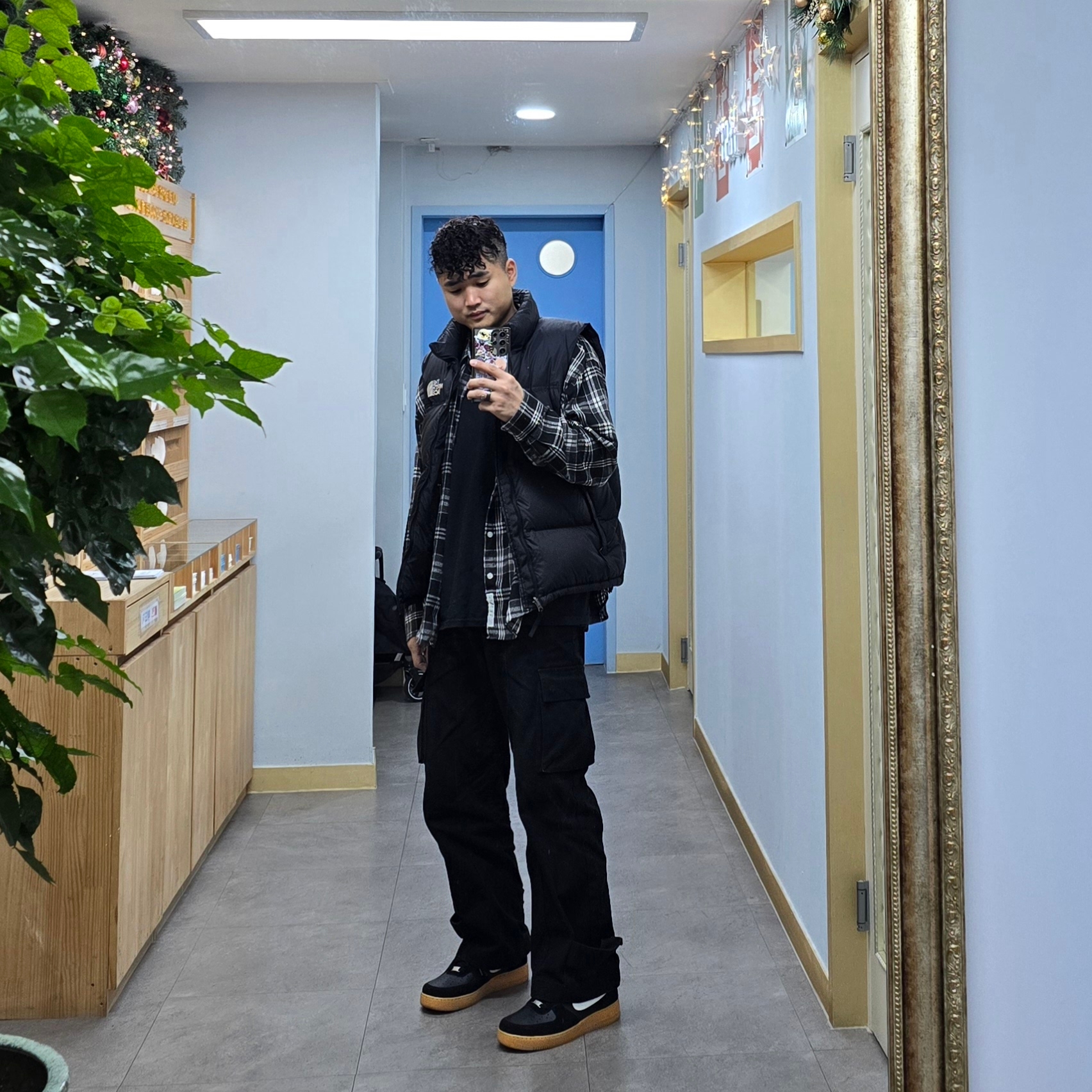 Nike Air Force 1 '07 LV8 Black Gum Light Brown, The North Face Nuptse On Ball Vest Black 착용 스타일