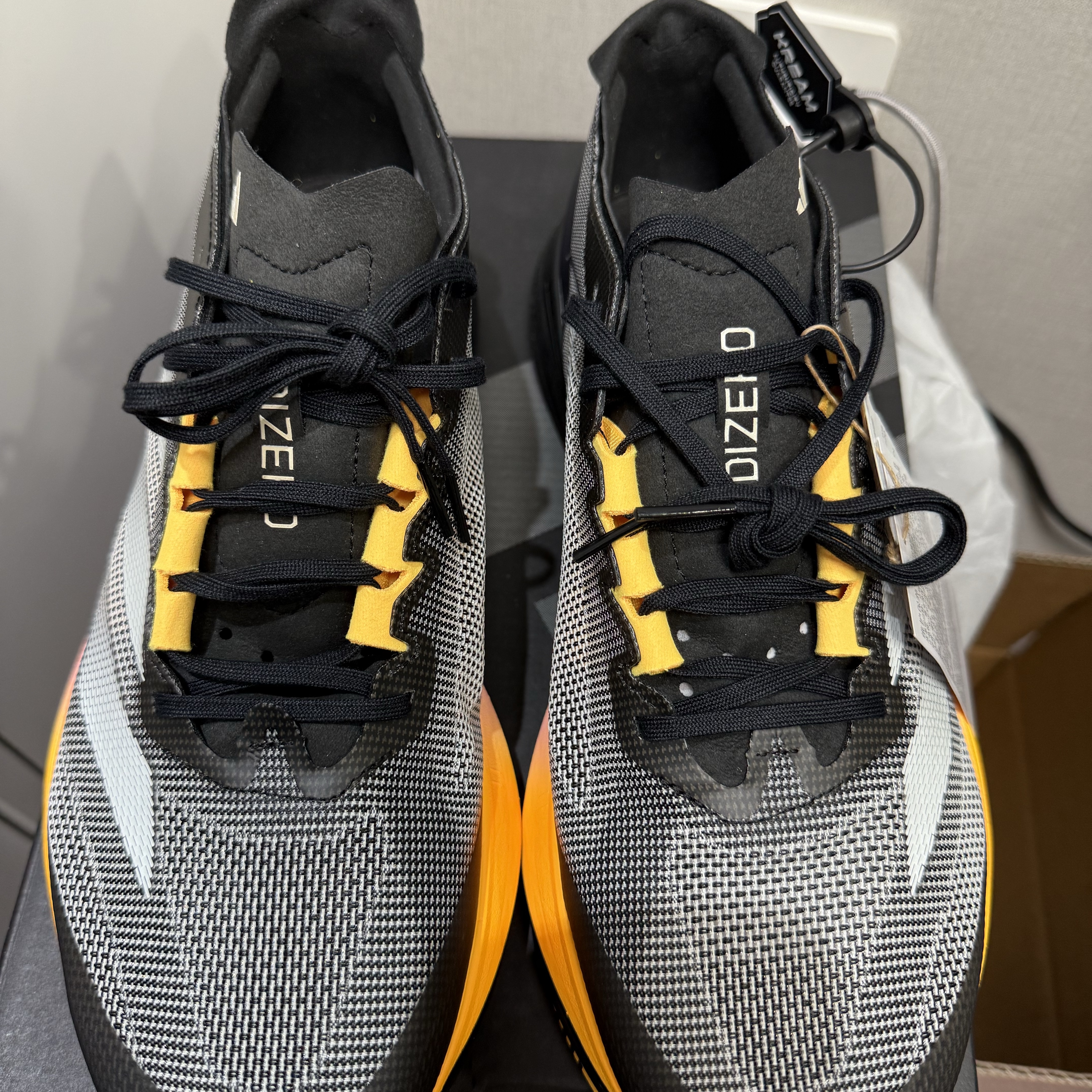 Adidas Adizero Boston 12 Core Black Zero Metalic 착용 스타일