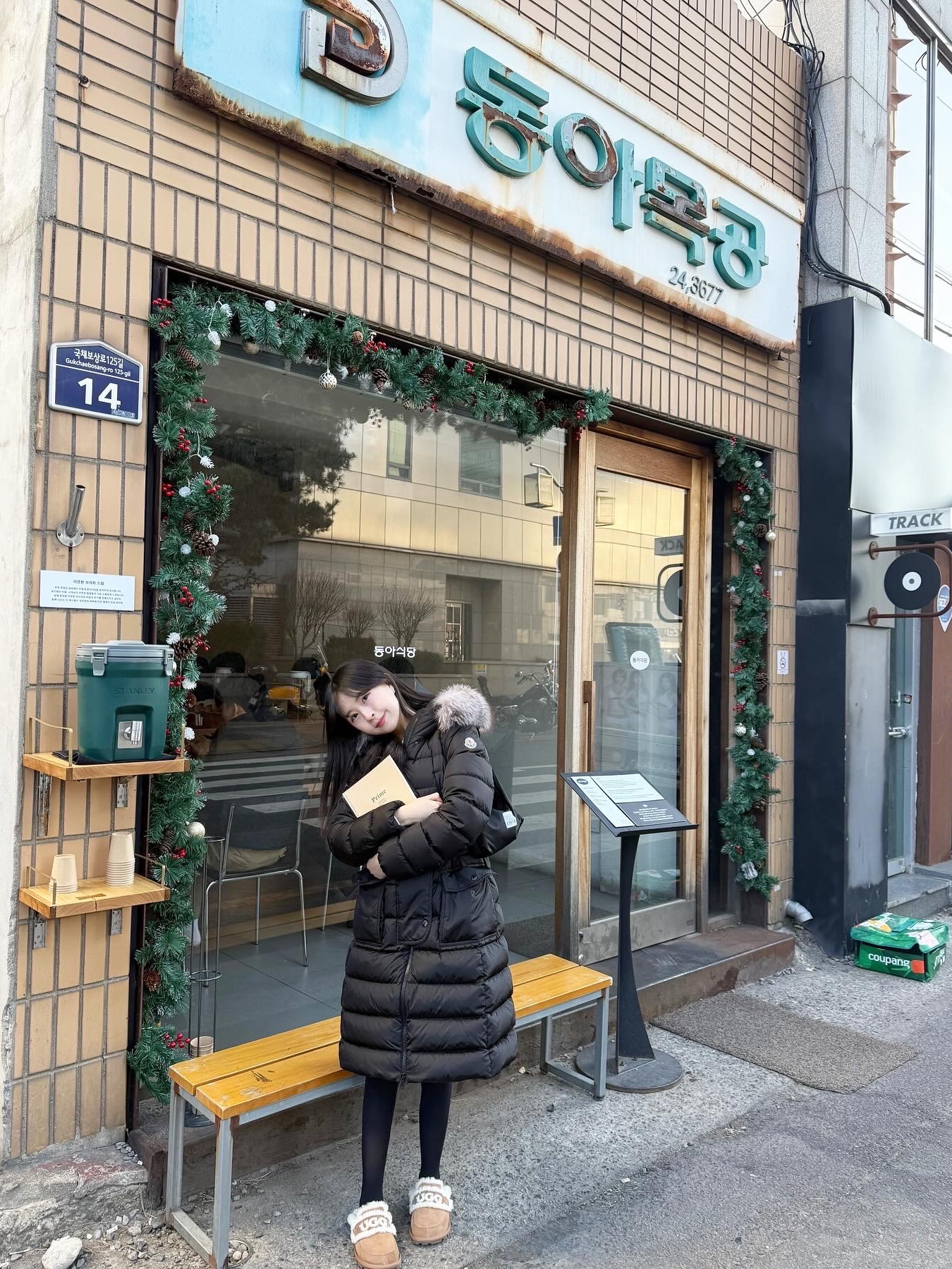 (W) Moncler Khloe Long Down Jacket Black - 23FW 착용 스타일 - 2