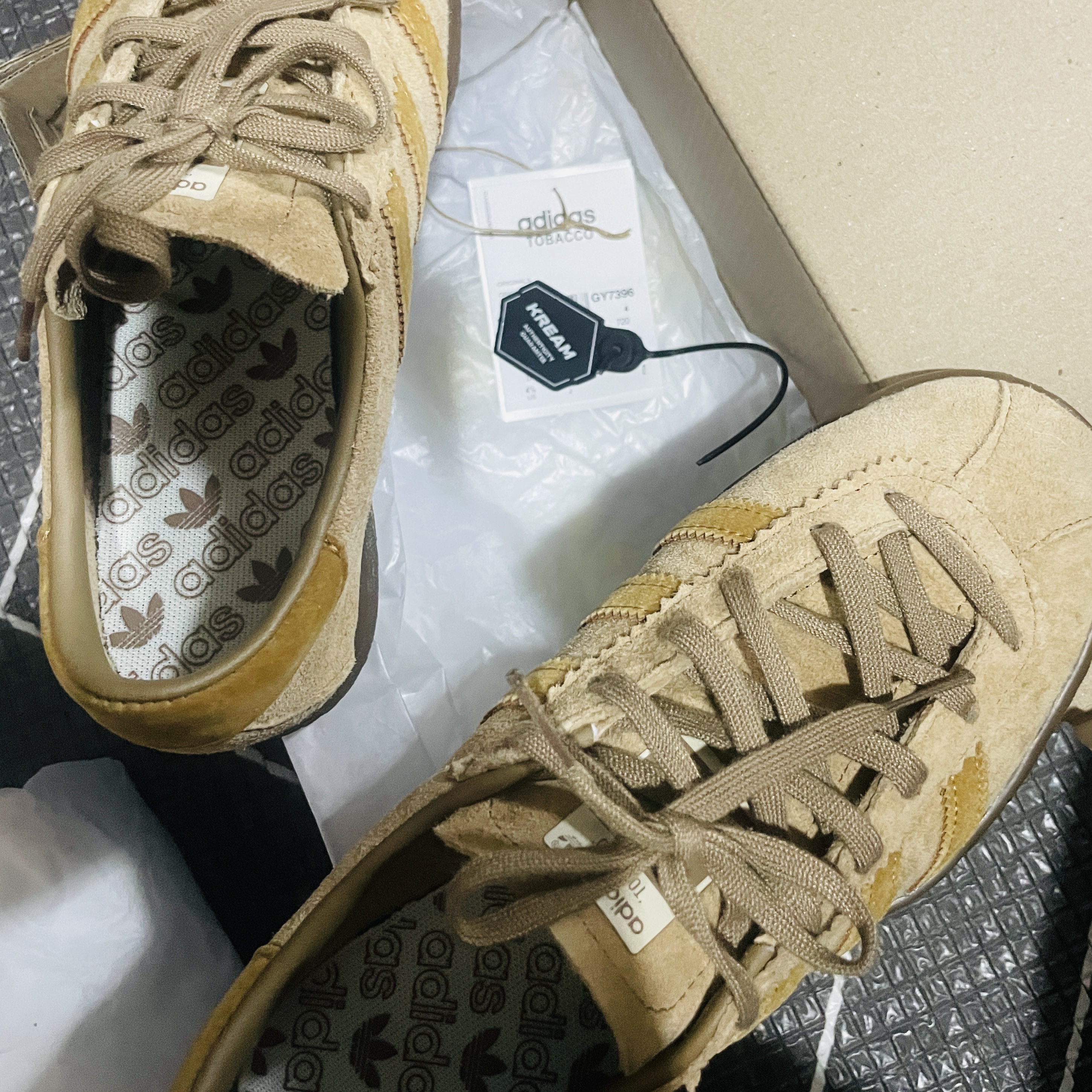 Adidas Tobacco Pantone Mesa 착용 스타일